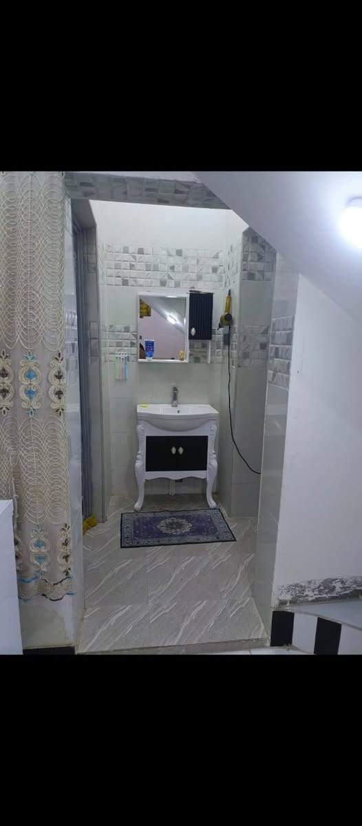 بيت زراعي المساحه ١٥٠ متر ناحيه أور السديناويه يتكون من استقبال صاله غرفتين نوم مطبخ صحيات البناء طابوق صب كونكريت للستفسار أكثر ***********  السعر ٦٨ مع مجال
