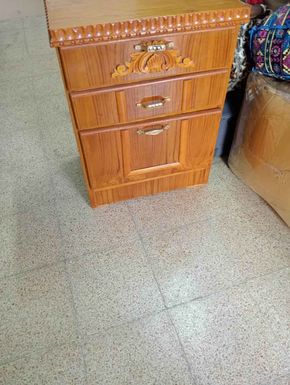 سلام عليكم غرفه للبيع شغل عراقي درجه ولى كامل غرضها موجوده خدش مابيها حيل نضيفه السعر 700 الف بيها مجال عنوان موصل جديده ***********
