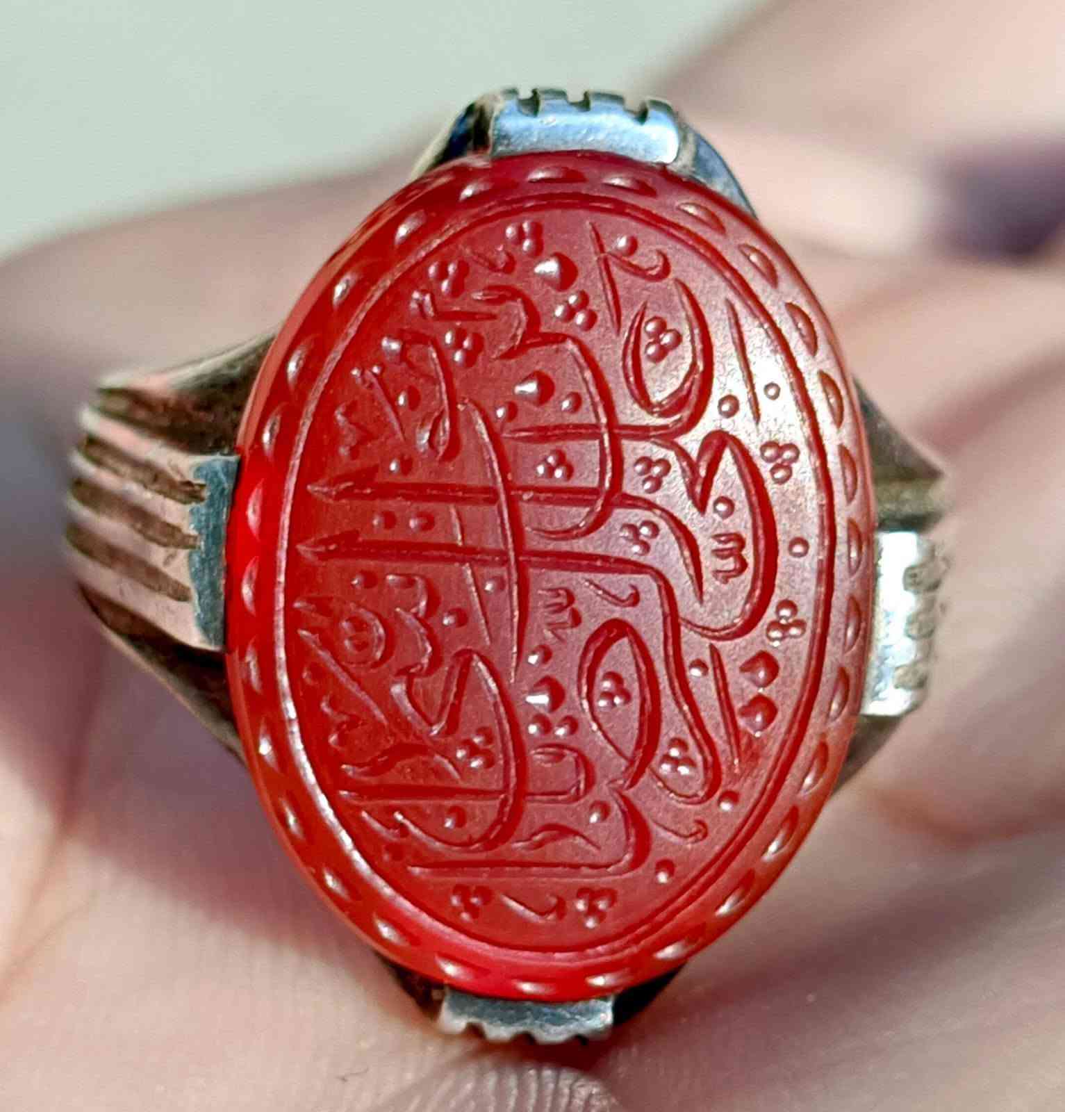 السلام عليكم عقيقه يماني تحفه خط جميل جدا مخطوط(ياعلي ابن موسئ الرضا) قياس الحجره 2سم وقياس الخاتم 25-26 صياغة مخالب الصائغ(عود) سعر 70 مكان ناصرية توصيل موجود ***********
