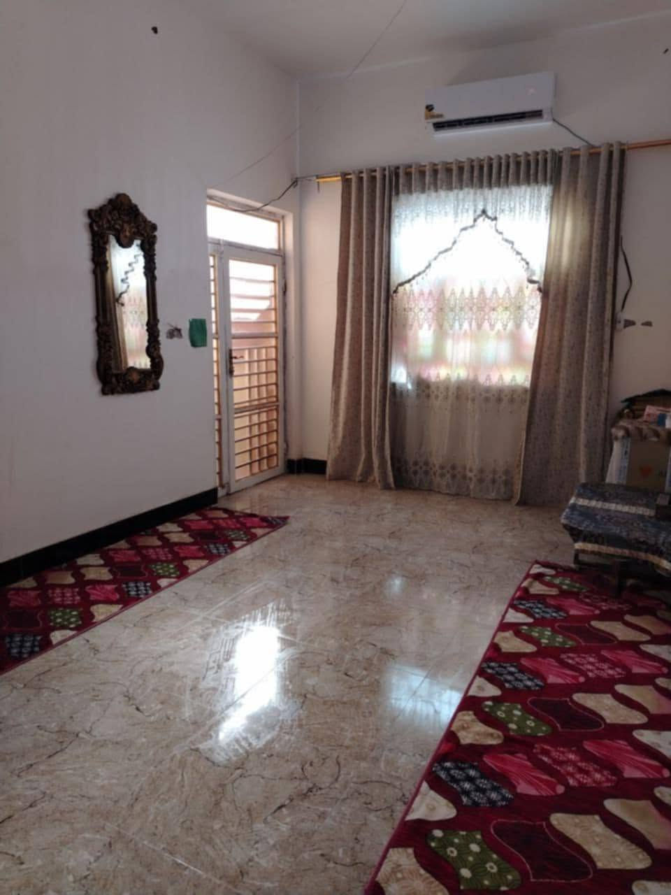 السلام عليكم بيت للبيع مساحه 100متر  غرفه وصاله وديوانيه وحمام داخلي ومنور ومطبخ كامل من كلشي ماي كهرباء مجاري  السعر 60وبي مجال العنوان بخنيطله
