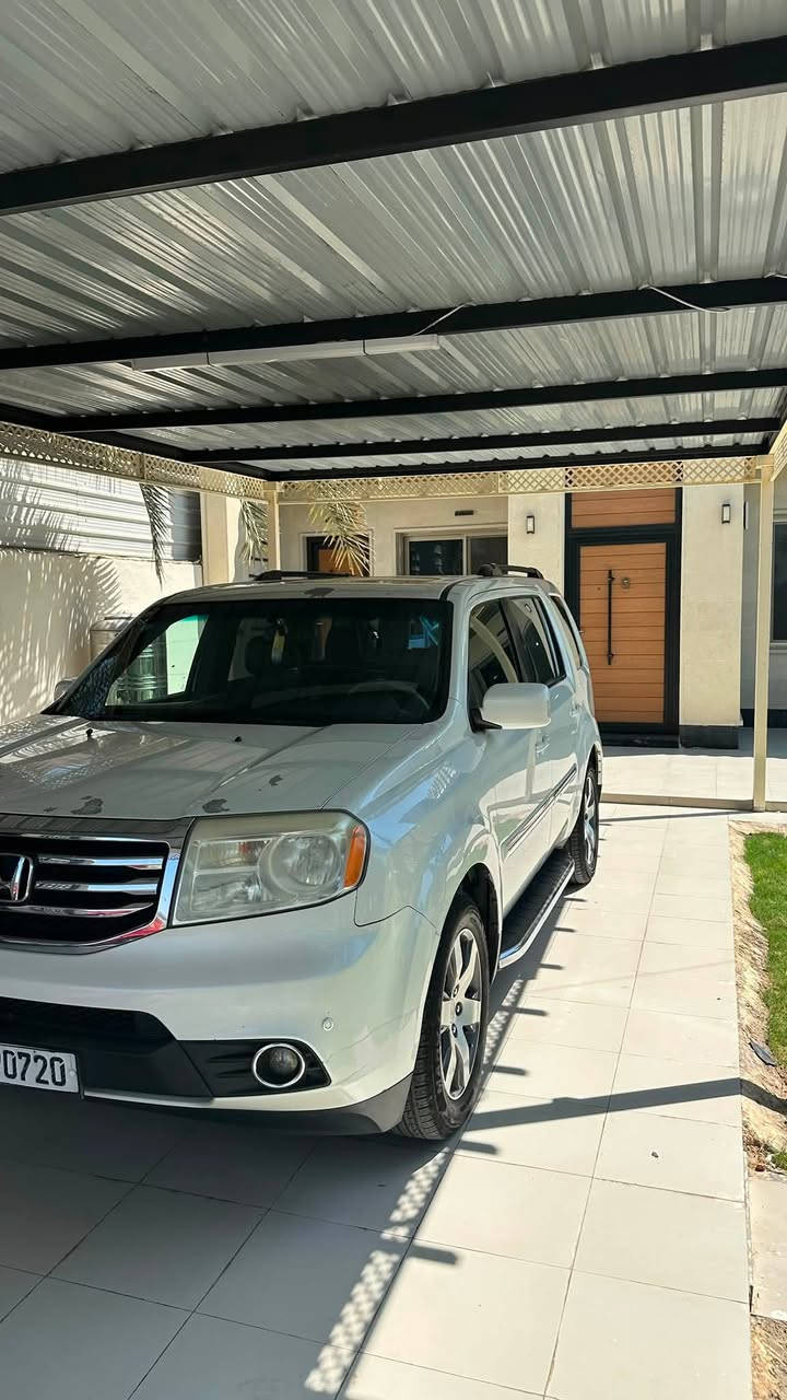 السلام عليكم ورحمة الله وبركاته
هـوندا بايلوت ٢٠١٤ للبيع 

🚙 المحرك والأداء
* المحرك: V6 بنزين i-VTEC
* السعة: 3.5 لتر 
* القير: أوتوماتيك 5 سرعات مع Grade Logic Control
* نظام VCM: إلغاء تنشيط بعض الأسطوانات لتقليل استهلاك الوقود.

🛞 الدفع والسحب

* السيارة نظام 2WD (سحب أمامي)
* نظام VTM-4 يوزع العزم على العجلات الخلفية عند الحاجة.

🛋️ الداخلية والراحة — Touring

* مقاعد جلدية.
* مقاعد أمامية مدفأة.
* كرسي السائق كهربائي مع ذاكرة وضعيتين.
* كرسي الراكب الأمامي كهربائي.
* مكيف أوتوماتيك 3 مناطق.
* تحكم بالمكيف للصفوف الخلفية.
* فتحة سقف كهربائية.
* ستائر شمسية للصف الثاني.
* مقود مكسو بالجلد.
* مرآة داخلية أوتوماتيك التعتيم.
* مرايا جانبية كهربائية ومدفأة مع ذاكرة وإشارات انعطاف. 

🎵 الترفيه والشاشة

* شاشة 8 إنش عالية الدقة.
* نظام ملاحة Honda Satellite-Linked Navigation.
* كاميرا خلفية متعددة الزوايا.
* نظام صوت Premium بقوة 650 واط.
* 10 سماعات مع Subwoofer.
* ذاكرة صوت HDD بسعة 15GB.
* CD / AM / FM / XM حسب تجهيز السوق.
* نظام DVD Rear Entertainment System للركاب الخلفيين.
* شاشة ترفيه خلفية.

‏🅿️ الأمان والمساعدة

* حساسات اصطفاف أمامية وخلفية.
* كاميرا خلفية متعددة الزوايا.
* نظام مراقبة ضغط الإطارات TPMS.
* ABS.
* نظام الثبات الإلكتروني.
* Traction Control.
* عدة وسائد هوائية.
* نظام إنذار.
* مثبت سرعة.
* مرايا بإشارات انعطاف.
* نظام مراقبة النقطة العمياء غير متوفر في هذا الجيل. 

📦 الحجم والمقاعد

* 8 ركاب.
* 3 صفوف.
الممشى: 132,107Km
الضرر : باب الجنطة تعديل بدون بدون تبديل صور الحادث مرفقه مع المنشور 
السعر : 140 وبيها مجال
مكان السياره : محافظة صلاح الدين قضاء الضلوعيه 
للأستفسار: ***********
***********

