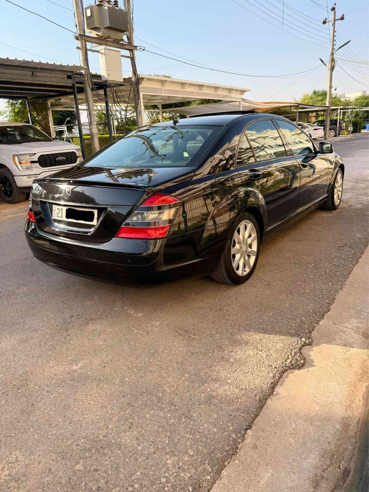 mercedes benz s class 350 2008
فول مواسەفاتە و سلایتە و حەساسی پێشو پشتە کوشن سارد و گەرمە و ٢٥ جولەی کوشنی هەیە ئاوینە شەفتە و دەرگا سەحبە و ئۆتۆ بریکە و ٣ جام پەردەی کارەبایە و لایت زینۆنە و دەرگا گەورەی ڤیئایپیە و زۆر مواسەفاتی تریشی هەیە و هەموو شتتکی لەسەر دەقی شەریکە ماوەتەوە سەیارەکە بەنزینە و زەمانە و گێر و مەکینە و کارەبایات و هەموشتیکی بەشەرتە و لەسەر دەقی شەریکە ماوەتەوە 
تەنهە دەرگا و جاملغی دواوە بەس پەمپە وەتا بۆ جوانی پەمپ کراوەتەوە بی لیدران یانی ژورەی نەگرتوە و ئیرباگەکەنی هیچی نەتەقیوە (١٦٦mile) رۆیشتوە
رقم تلفۆن
(***********)
(***********)

مرسيدس بنز S350 موديل 2008

مواصفات كاملة وفل أوبشن، حساسات أمامية وخلفية، مقاعد تبريد وتدفئة مع 25 حركة للمقعد، مرايات جانبية قابلة للطي (شفط)، إغلاق أوتوماتيكي للأبواب، ستائر كهربائية على 3 زجاجات، إضاءة زينون، وباب كبير VIP، بالإضافة إلى مواصفات أخرى كثيرة.

السيارة تعمل بالبنزين، والمكينة والكيرس والكهرباء وكل شيء فيها مضمون ومتفق عليه مع الشريك حسب الاتفاق المكتوب.

فقط الباب الخلفي وزجاجه تعرضا لصدمة خفيفة من الخلف (بمب)، وتم إصلاحهما وتلميعهما بشكل جميل جداً بدون أي طرق أو دق، أي أن الهيكل (الشاصي) لم يُلمس إطلاقاً، والإيرباگ لم ينفجر أبداً.

قطعت السيارة مسافة 267,460 كم تقريباً.

📞 للتواصل:
(***********) أربيل, العراق

