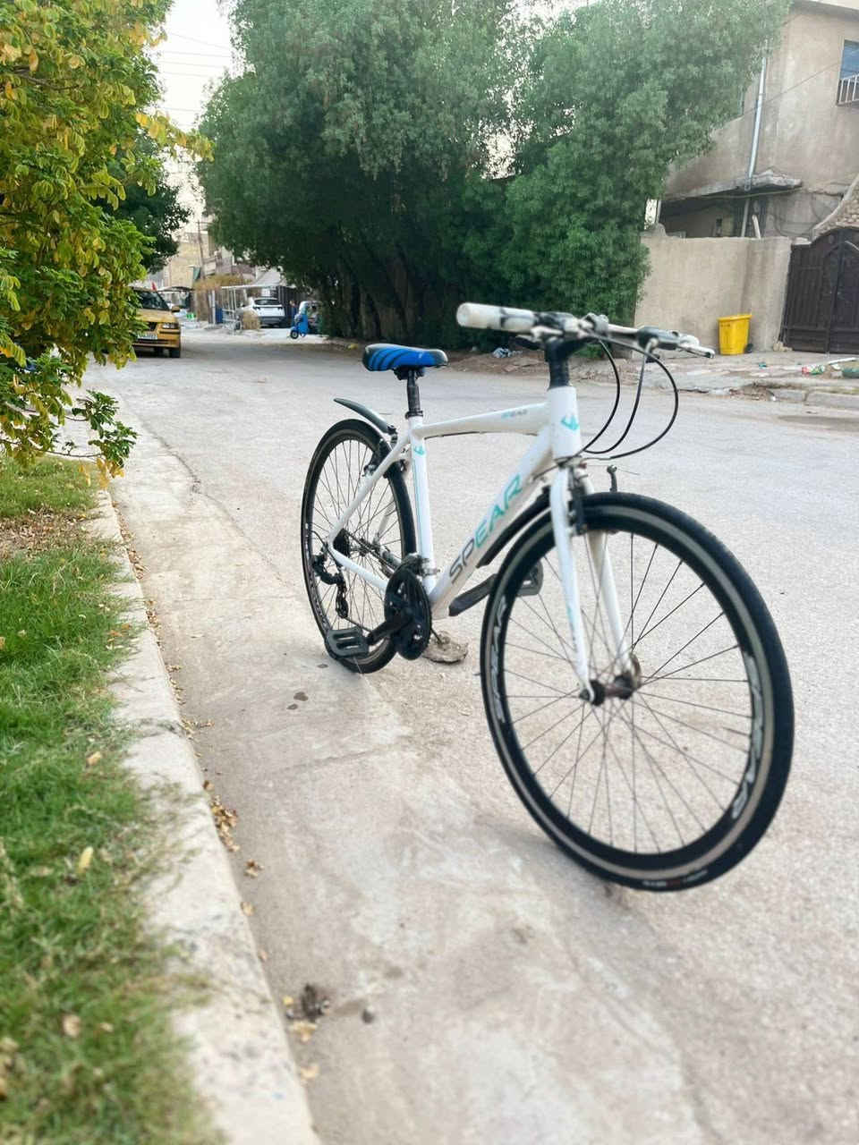 سلام عليكم دراجة هجين (Hybrid Bike) كامله مكمله 
خاليه من أي نقص، 
عكرب وبريكات شينمانو  
معدل ألمنيوم بل كامل حتا وياله المنيوم 
 بريكات عكرب بحاله ممتازه 
شركه معروفه  
لون أبيض  
مكان بغداد بياع لتواصل ***********        سعر حيكون 110  وبي مجال لشراي  طبعن سعره اغله بس  أريد ابيع
