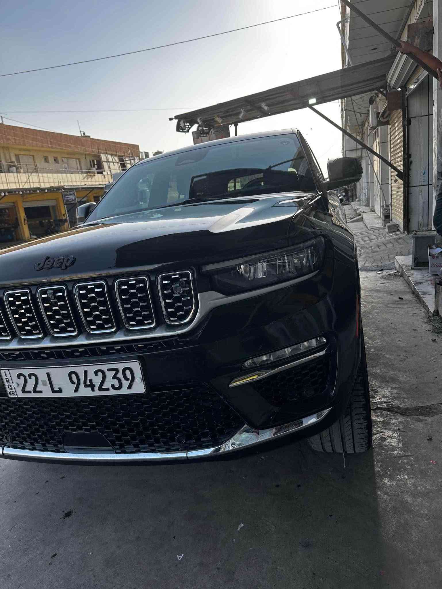 jeep grand cheroke summet 2023 
سەیارەکە فول مواسەفاتا
ڕاداری پێشەوەو تەنیشتەکان 
کامیرە ٣٦٠ 
داتاشۆ 
هەمو کوشنەکانی ساردو گەرمن 
دو کوشنی پێشەوە مەساجە 
سێ مۆد کوشن خەزن 
گێڕ ماوس 
دەبڵ ئەکسل و دەبەڵ هەوای
چوار شاشە 
برێک بەسمە
*********** 
پانۆ ڕاما
بەسمەو شەخال
ئاوێنە شەفت و کارەبای و ڕادار  
سندوق شەفت و شاپ
مەکینەی شەش پستۆن 
بۆنیتو چاملخی سەیاق پێشەوە گۆڕاوە 
چوار تایەی لۆکی لە ژێرە
مەکینە ٦ پستۆنی بێ تۆڕبۆ 
سحری ٣٦٠ محامەلە

2023 (Jeep Grand Cherokee Summit
 المحرك: 6 سلندر (بدون توربو)
 حالة البودي: تبديل بونيد وجاملغ أمامي جهة السائق فقط.
 الإطارات: 4 إطارات جديدة (زيرو).
أبرز المواصفات (فول مواصفات):
 الشاشات والعرض: 4 شاشات، شاشة عرض على الزجاج (داتاشو / Head-Up Display).
 المقاعد: جميع المقاعد تبريد وتدفئة، المقعدين الأماميين مساج، ذاكرة حفظ وضعية المقاعد (3 أوضاع).
 القوة والتحكم: جير ماوس، دبل أكسل، هيدروليك (دبل هوائي).
 أنظمة الأمان والرادار: رادار أمامي وجانبي، رادار على المرايا الجانبية.
 الكاميرات: كاميرا 360 درجة.
 الأبواب والصندوق: تشغيل بصمة، تشغيل عن بُعد (شغال)، صندوق كهربائي (شفط وشاب)، مرايا جانبية كهرباء وشفط، بريك بصمة.
 السقف: بانوراما.
 السعر: 360 ورقة ($36,000) وقابل للمعاملة.
 رقم الاتصال: *********** أربيل, العراق
