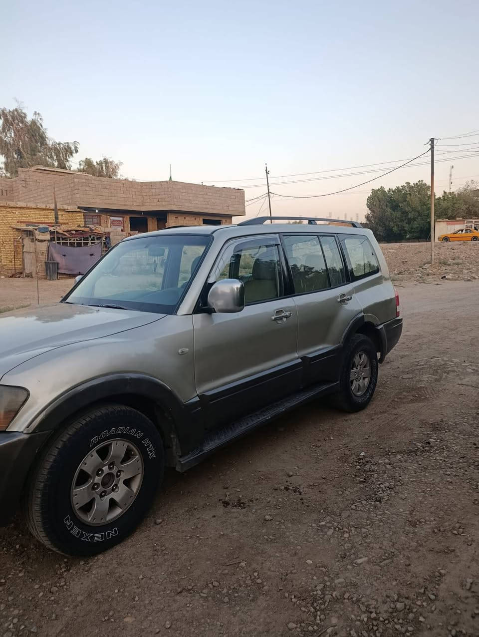 السلام عليكم سياره باجيرو موديل 2004 سياره جاهزه من كلشي فقط التبريد يحتاج غاز السعر المطلوب 75 ورقه التواصل على رقم *********** سيد محمد
