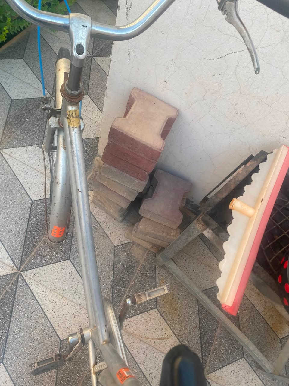 بايسكل موزى للبيع بايسكل كلشي مناقصه جوب وتاير جديد لشه نضيفه ويجي ويا قفل ابو الرمز وذا تريد اكو قفل ابو المفتاح ويجي ويا بم الجبير موديل ٢٠٢٠اعتقد وحجم ٢٦. ياباني شرطط مكاني تكريت القادسيه سعره وي البم والقفل ٧٥ بي مجال قليل رقم ***********
