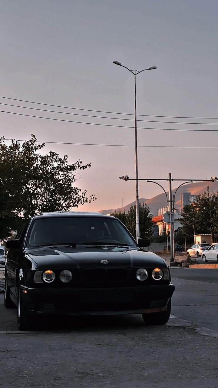 سلاو هاورێيان بیم ٥٢٠ گێر عادی فول فول ٤ جام کارەبا سلایت گێچ ئەلقە پێش پان مۆدێل ١٩٩٠ کامل کراوە بە ٩٥ کوشن جلد زۆر تازە و جوان ماوەتەوە کەوشن هیتەر سایەق و سەکن مەزبووت ئیش ئەکات تەنانەت ساعاتەکەش مەزبوت ئیش ئەکات حاسەی فلچەکان لەکاتی باران ئیش ئەکات تەبرید و گەرمی بەس تەبرید خازی ئەوەیت ئەگینا کۆمپریسەر و ئەیسی مەزبوت ئیشەکات ئارمی ئەصلی سلیمانی 
نرخ. 48 گەلاو معامەلە 
***********
