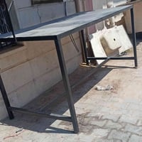 ميز حديد • طول ٢م • عرض ١م