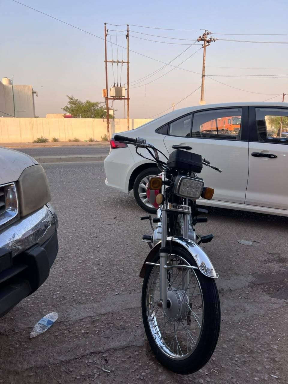 اربعة كير للبيع اصولي
وكيلها العارضي اوراق اصولي
موديل ٢٠
كهربائيات كله شغاله
الدراجة ما عايزة برغي
السعر 750 وبيها مجال
الموقع حي ميسان 
اتصال ***********
