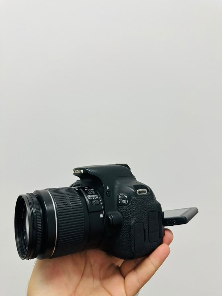 كانون D700 + عدسة 18-55 
شاشة قلاب + شاشة لمس  
نظافة 95‎%‎ 
ملحقات : حقيبة ، شاحنه ، حزام ، رام 
السعر 370 الف 
العنوان : بغداد / توصيل موجود لجميع محافظات العراق 
للاستفسار او المزيد من كاميرات التصوير  
*********** ( اتصال او واتساب )
