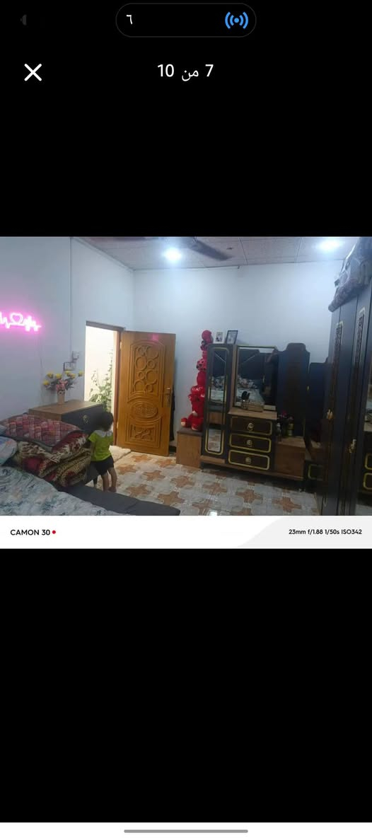 دار للبيع حي العسكري شارع لادله جنائية قريب ع شارع مطار وسوق العسكري مساحه ١٢٥متر بناء بلوك بيت نضيف غرفتين فوك وحده جوه صاله ستقبال مطبخ تخاريج حديقه سعره 90 وبي مجال لاستفسار لاتصال ***********
