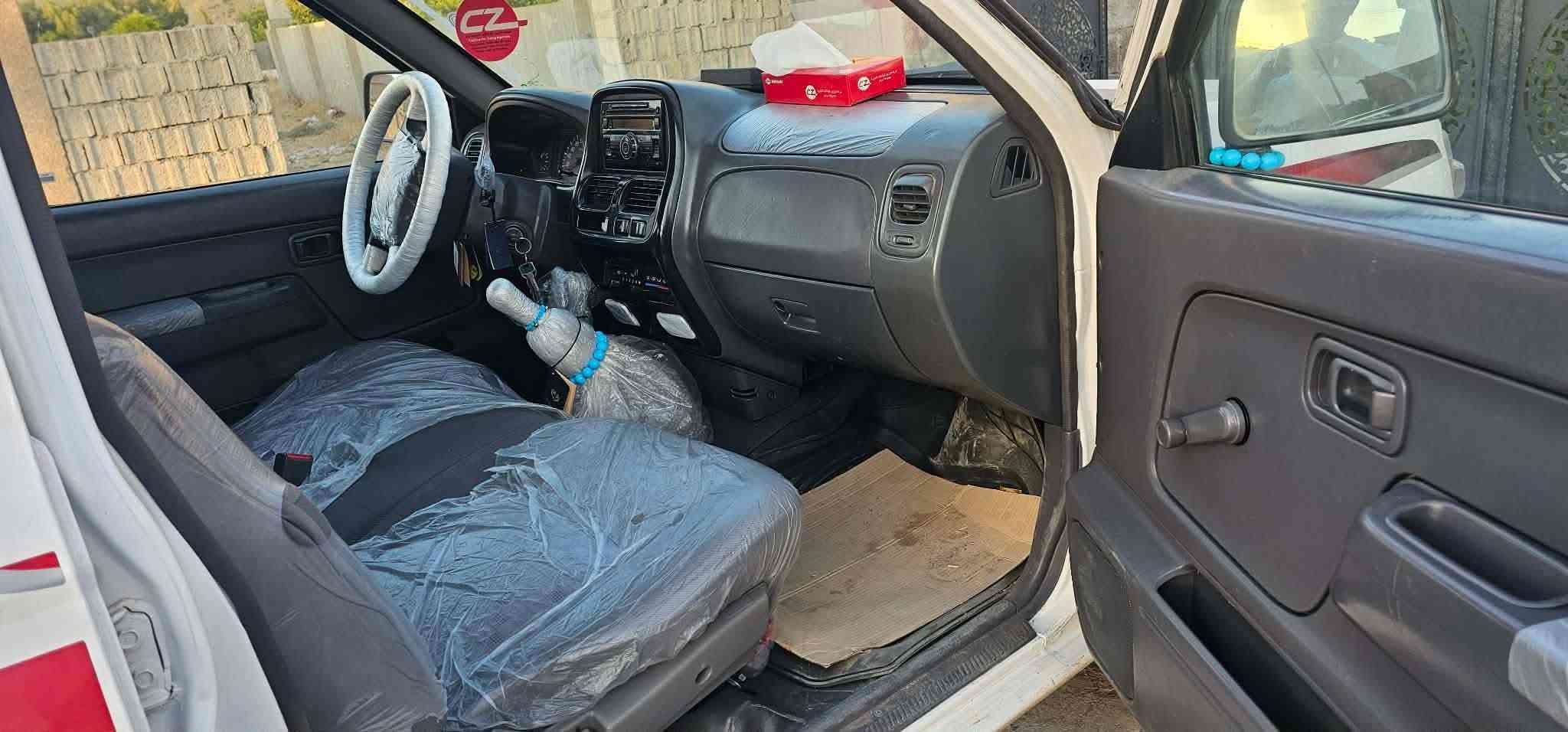 نیسان 2002 
سەنەوی بەسەر چووە 
بە شەرتی گێڕ و ماکینە چرکەی تیا نیە 
تەقەو ڕەقە هەموو گیانی بە شەرت
زۆر زۆر تازە و جوان ماوەتەوە 
دەعم و لێدراوی نییە بۆیاخی نییە بەس یەک تۆز ساردی هەیە حسابی پارچەیەک بۆیاخی بۆ بکە 
ویلی و تایەی بێ عەیبە 
نرخ : 85 گەڵاو معامەلەیەکی کەم
***********
*********** دار بنديهكان, السليمانية
