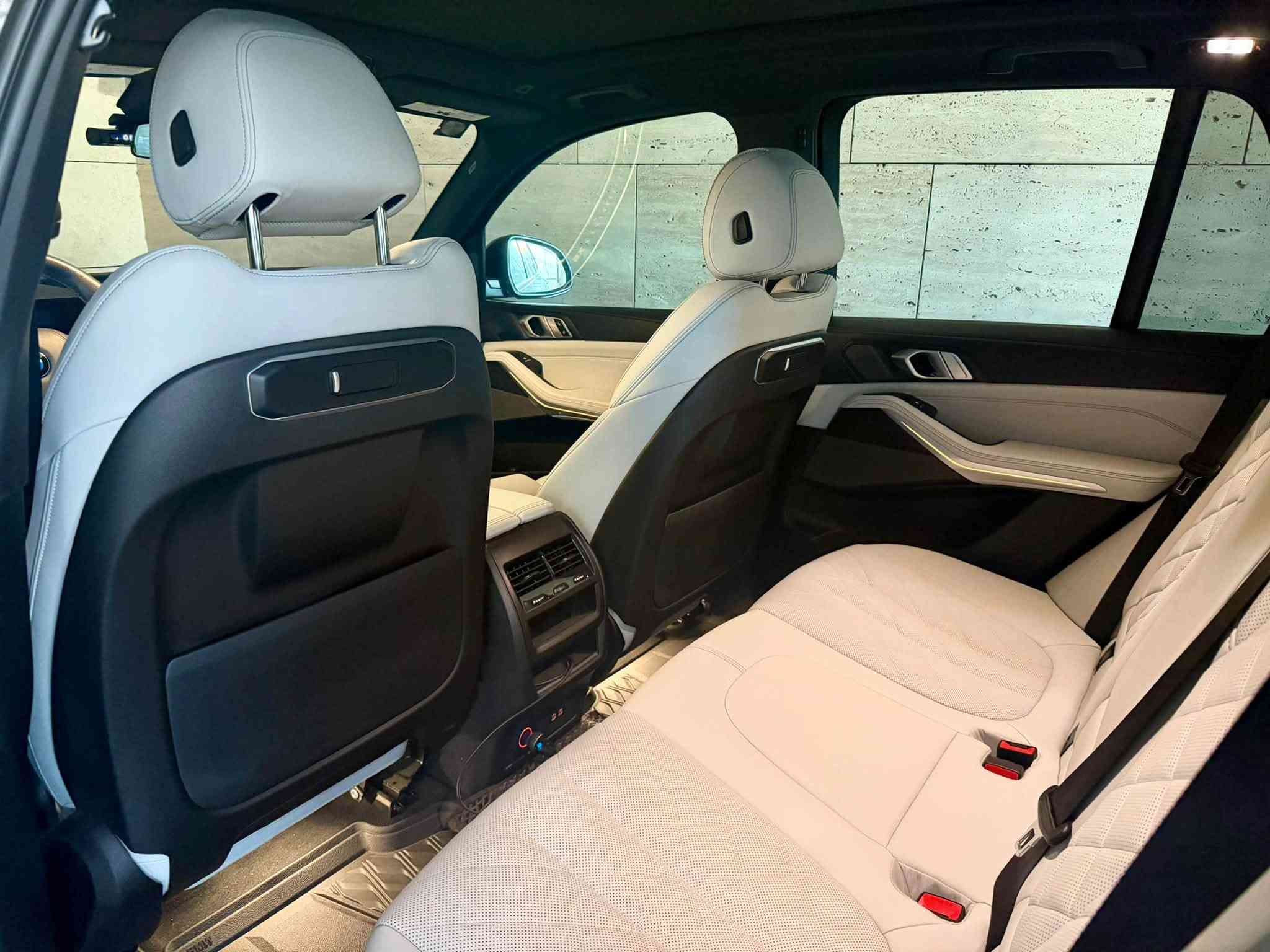 Bmw X 5 40i xdrive 2024 ..دفع رباعي مو ثنائي ..
Driver assistance professional  
  ***للبيع مو للمراوس ***
ماشية 15 الف ميل اللون اسود ميتالك ،داخل ابيض 
تغليف ppf فرنسي براند hexis ب ٢٥٠٠$ مو تجاري
حادث بسيط دعامية ،بدون نقص صفر مسج،اخت الزيرو الداخل والكشنات زيرو بدون اثر استخدام وكشر السيارة جديد لاشخوط ولا رصعات ولاسمكرة ماتبين وارد امريكا,
مكان السيارة بغداد - الجادرية
السعر 50000$ 
للتواصل واتساب فقط ***********
