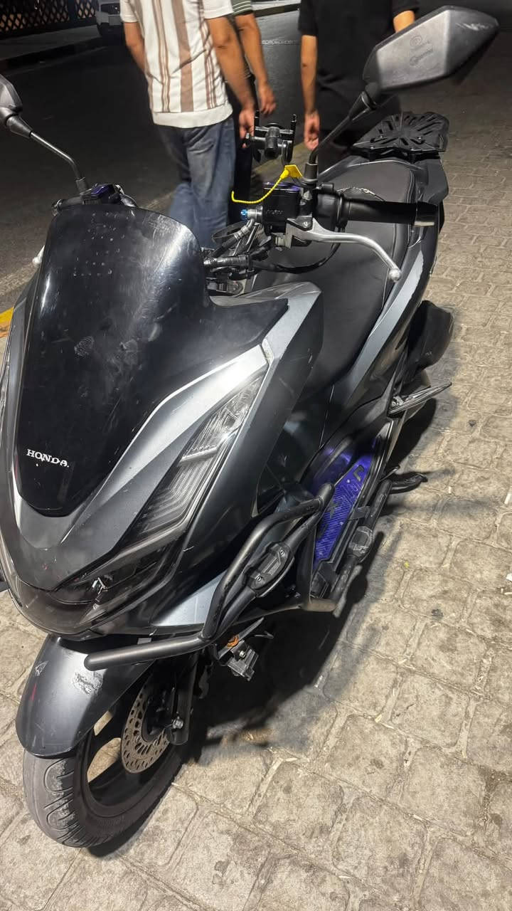 السلام عليكم شباب
Pcx2022 بصمة كوري  

بحالة الوكالة شرط 

جيب 10 فيتريه وتعال افحص كلبي . 

لون فيلي مميز 

حجم المحرك 150cc

درع حماية للبجم امامي SS ودرع صالنصه 

بلوجكترات 

دواسات 

تزويد شغلات بسيطه موضحه بالصور براغي وكذا بالون الازرك .

بيها جادر حماية 

ستان موبايل اصلي 

تايرات مشلن بلاديات خلفي + امامي 

ستان حساس 

حساس ازدحام 

حساس اعطال T

نضام Abs

شاحنه تايبسي .

الدراجة كفالة عامه من كلشي 

سيبايه خلفيه 

تخابرني لتكلي شبيه مابيه تجي بعينك تشوف 

كفالة ع وضع معرض تجي وتشوف بنفسك 

بصمة عدد 1

اي ستفسار متواجد خاص او واتساب 

رقمي : *********** رصيد

*********** واتساببببب 

السعر 16 ورقه وبيهه مجال بسيط كلش …
