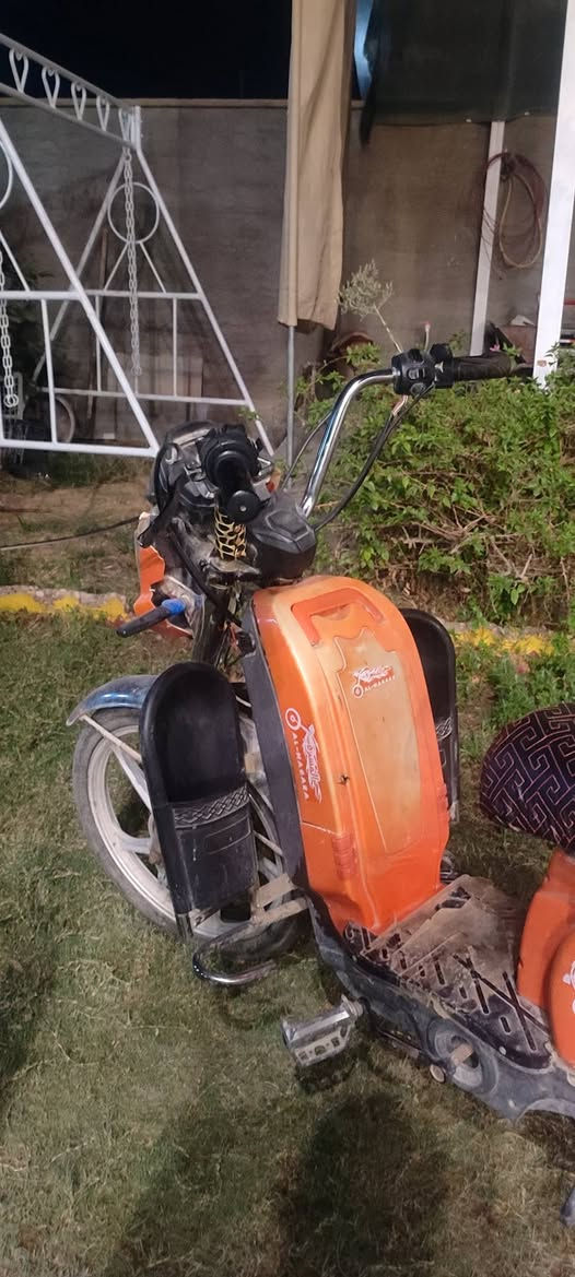ماطور شحن كامل من كلشي بس البطاريات كاعده ملف ودايودات جديده و تواير جديده وبريك خلفي جديد نضافه 70% السعر 90 الف وبي مجال مكانه حي العسكري ***********

