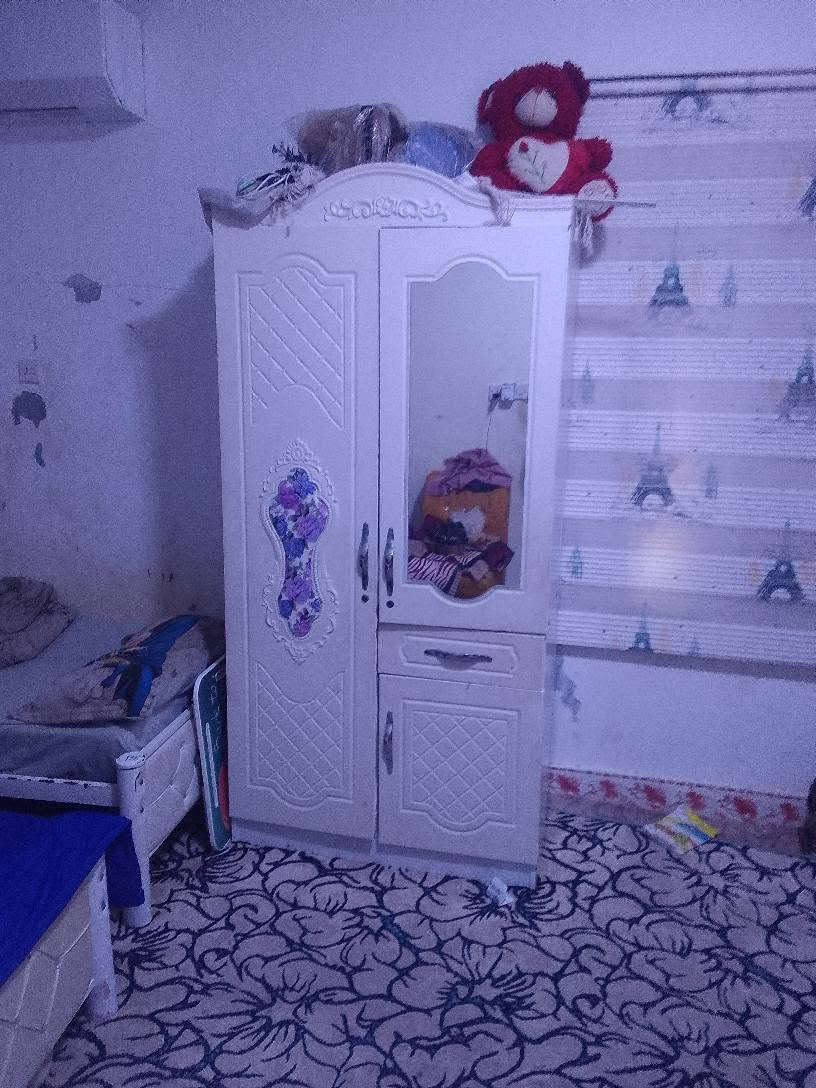 السلام عليكم اثاث منزلي مستخدم نظيف غرف اخشاب ماليزي مع كاونتر مترين مع كنتور اطفال بابين السعر 1250000للاستفسار عالرقم *********** العنوان ابي الخصيب البصرة, العراق
