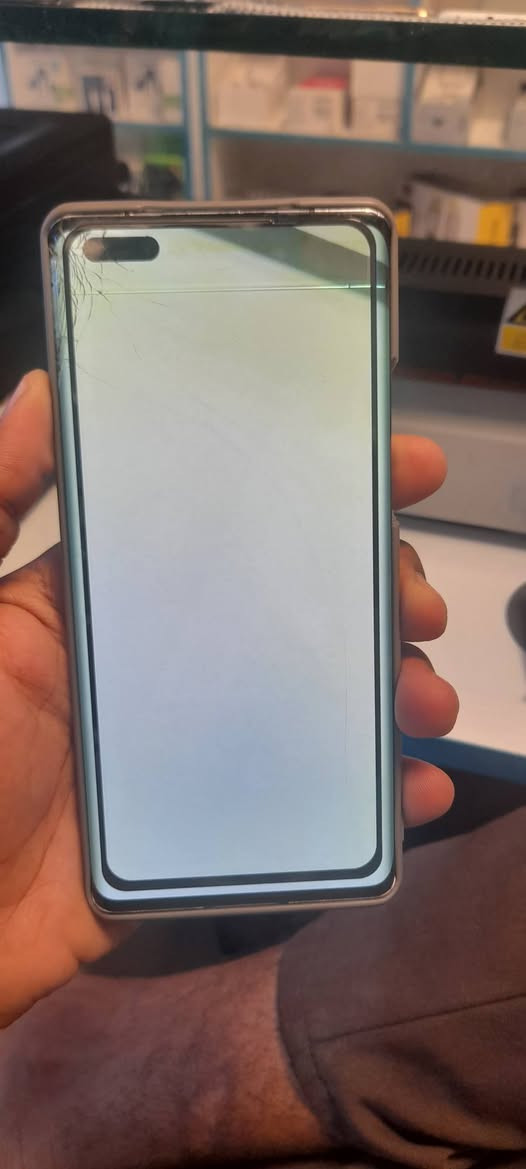 سلام عليكم جهاز هواوي ميت 40برو جهاز ما مفتوح وله مصلح بس بيه هذه الكسر بل كلاس وخط ما مئثر عليه ببجي يشغل90فريم سلس اذكره 256+8معالج من هواوي كيرين9000 امراه كلش حلوه وعزل قوي  5Gمكاني كربلاء واي يحب بتواصل وياي هذه رقمي ***********ما عندي توصيل

نص مكتوب في الصور:
- 2 من 2
