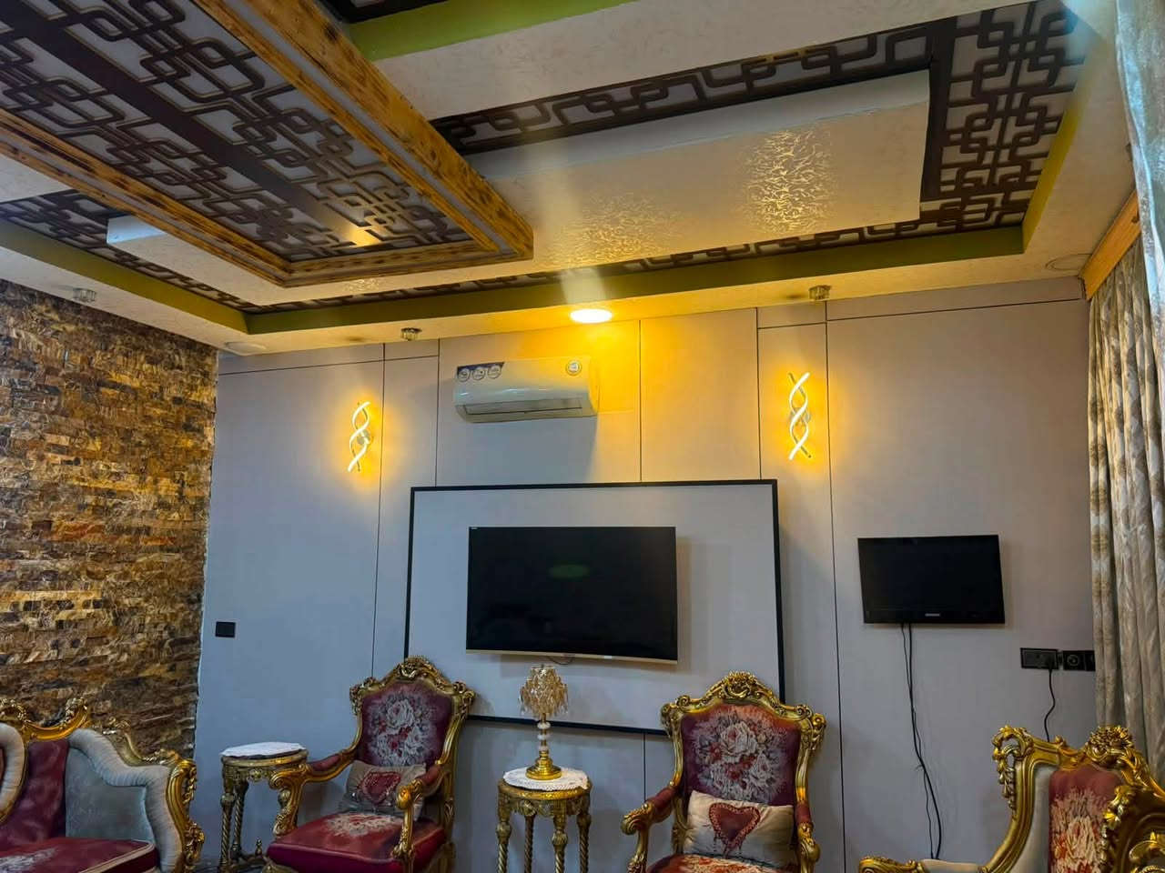 السلام  عليكم ورحمة الله وبركاته 
هذاه بيت للإيجار مؤثث . في المنصور. حي المتنبي 
يحتوي.    على. صاله.  ومطبخ.  وهول. مفتوح.  وصحيات.  والطابق.  الثاني.  غرفتين. وصحيات.  
الايجار.  مده.  6 اشهر.  
سعر الايجار.  17 ورقه
الاتصال 
*********** 
***********
