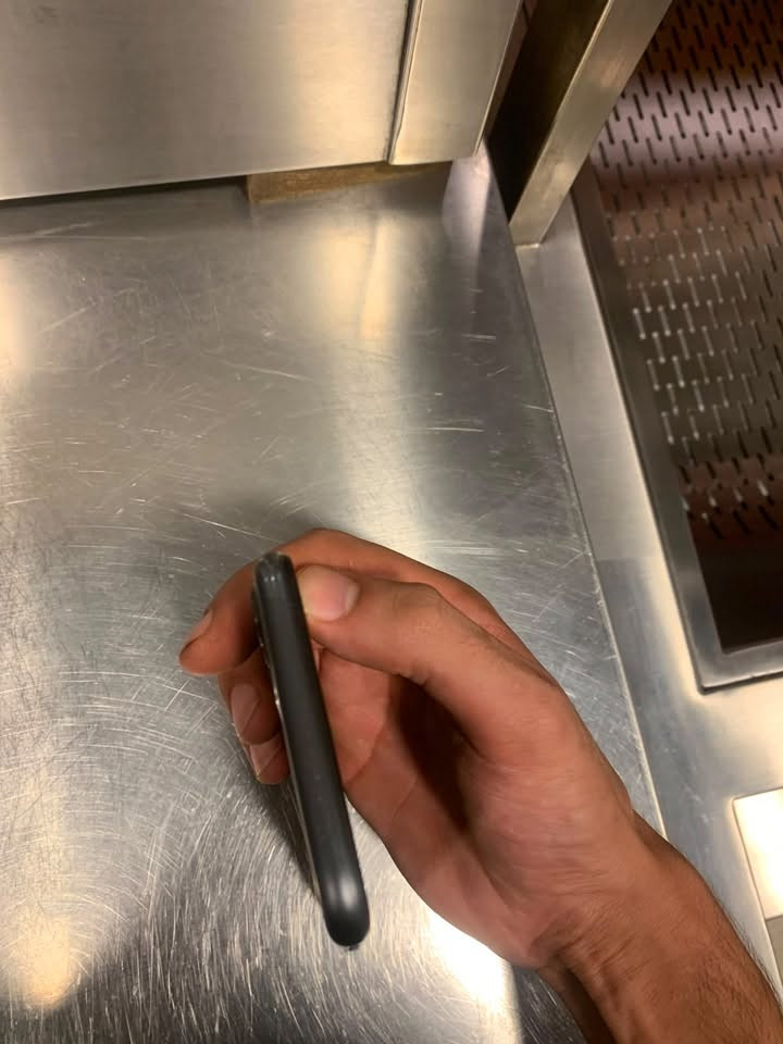 ١١ عادي السعر ٢٥٠ بطارية ٨٤ لا مفتوح ولا مبدل بي شي جهاز نضيف  موضح بل صور يمك عنواني بغداد رقم موجود واتس ***********
