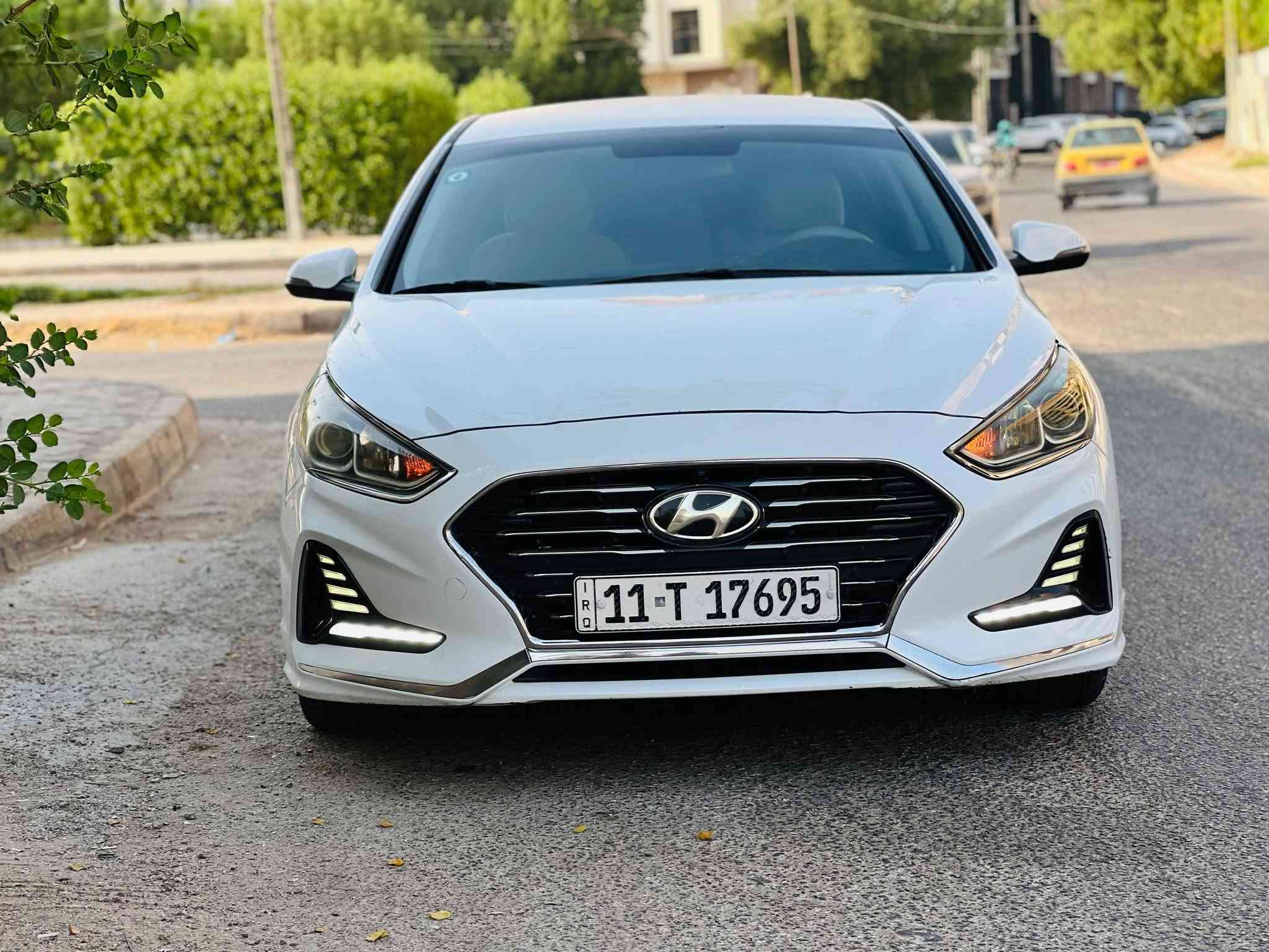 سوناتا موديل 18 وراد أمريكي. سعر 118. قابل لتفاوض للاستفسار *********** حادثها جاملغ وباب. بدون دواخل. وبدون ايرباك مواصفات السياره فول واحد على واحد ماعدا الفتحه بصمه +بصمة أبواب حساسات امامي وخلفي  تحكم ستيرن رادار امامي وخلفي شاشه كبيره +كأمره خلفيه دواره كشنات تدفئه تبريد +كشنات كهربائي +اشاير مري شفط مكينه وكير مكفولات حجم المكينه 2400 ماشيه 100 الف حقيقي طخم تاير جديد+حداديه جديدة ومنظومة زنون. وبعد بيها مواصفات مكان السيارة كربلاء
