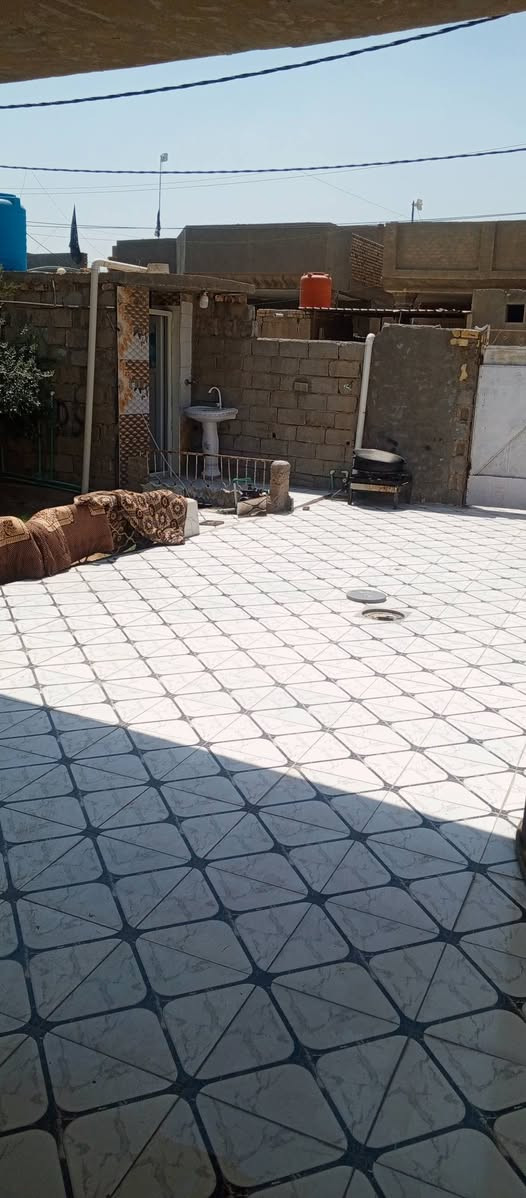 السلام عليكم بيت بناء بلوك مرتب وجدا مناسب جاهز للسكن 
حي الأمير اول شارع بعد صيدليه واسواق علي راشد دخول من شارع عشرين يبعد 70 متر نوع الجنس طابو صرف حر بسمي 2غرفه نوم صاله مطبخ صحيات خارجيه وداخليه  وحديقه مساحه 250 متر. واجهيه٫ 10نزال 25 ٫
مساحة الشارع 10 متر
 السعر 100وبي مجال للاستفسار اكثر *********** يرهم مراوس بقطعه أو نقد
