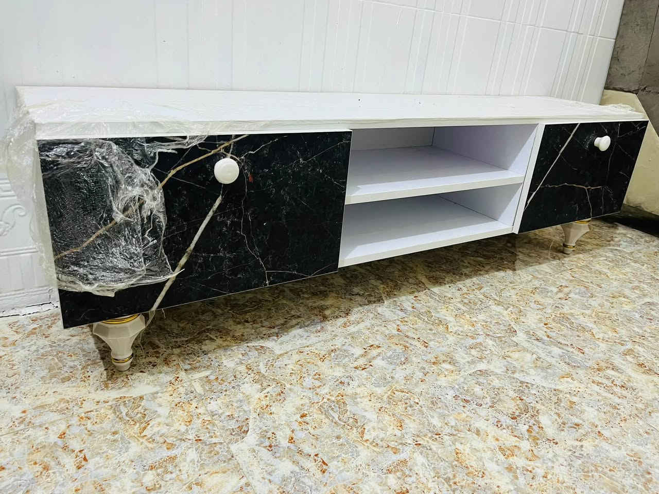 ميز بلازمة جديد بالجيس ما مستخدم القياس 120سم سعرة 60 وبي مجال قليل 777 186 2055‬
