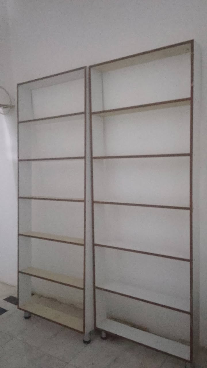 ديكور محل اجهزة تلفونات للبيع متكون من رفوف 2 و ميز طول مترتين وعارضة اجهزة جان سلايت  عدد 2 العنوان ديالى بعقوبة حي المعلمين للاستفسار خاص او الاتصال على الرقم ***********
