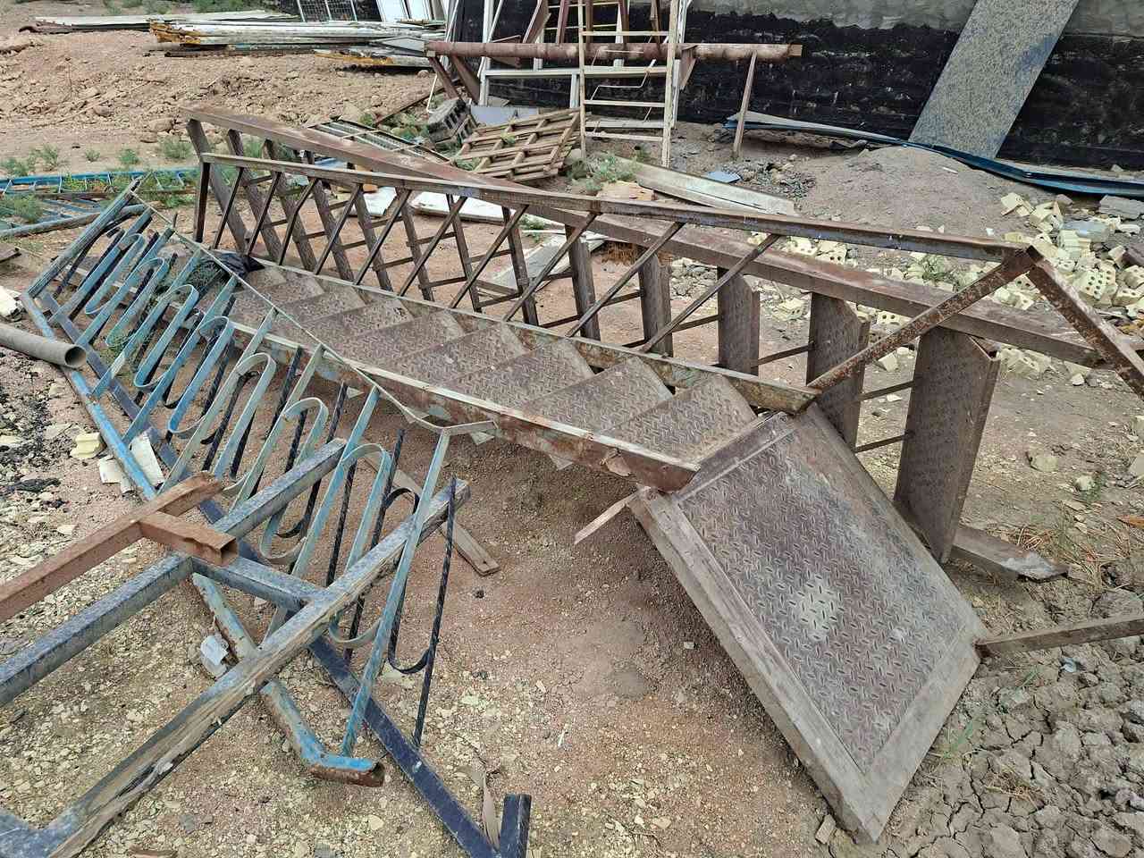 درج حديد • ٤ونص متر • درج حلزوني