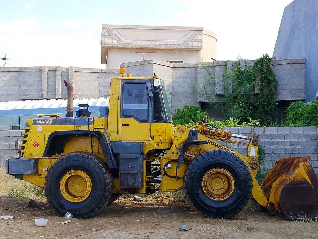 كوماتسو حجم 380 موديل 2001 رقم اربيل سنوية جديد بدون صبغ مكينة وگير مامفتوح  مكان موصل ***********
