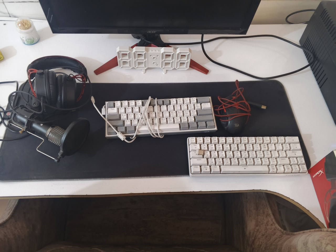 غراض pc كامل عده الكيس
كيبورد عدد ثنين واحد سلكي واحد لا سلكي 
موس ريد دراكون 
سماعه هايبر إكس الفا 
ups اونلاين 1000
شاشه ايسر حجم 24
مع ميز كبير 
العنوان بغداد البياع ***********
مواصفات الشاشه بالصور الغراض كلها نضيفه ups بطاريات جديده
