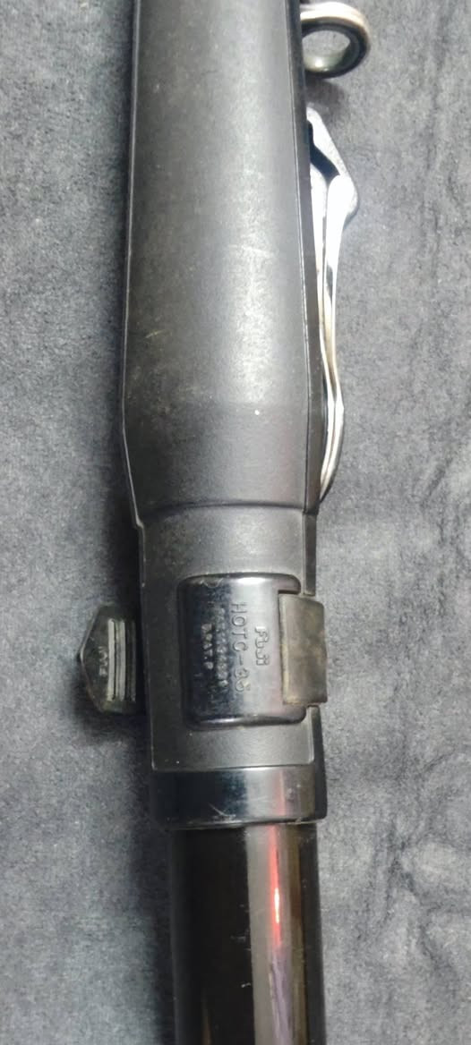قصبة صيد تلسكوبية
المنتج الموضح في الصورة هو صنارة صيد تلسكوبية (قصبة صيد) من طراز Shimano Aerocast 420PG، وهي مصممة خصيصاً لتقنيات الرمي البعيد وصيد الشواطئ (Surfcasting). 

المواصفات والمميزات الأساسية للعود:

العلامة التجارية: شيمانو (Shimano) اليابانية الشهيرة.

الموديل والأبعاد: الطراز هو Aerocast 420PG، حيث يشير الرقم 420 إلى طول العود البالغ 4.20 متر لضمان تحقيق مسافات رمي بعيدة جداً.

التصميم والنوع: عود تلسكوبي (متحرك/قابل للتداخل) يسهل إغلاقه ونقله.

المكونات: مزود بحلقات ومقعد ماكينة (قاعدة تثبيت البكرة) عالية الجودة من شركة Fuji اليابانية لضمان المتانة ومقاومة ملوحة مياه البحر.

الاستخدام الشائع: يشتهر جداً في أوساط صيادي "الحداف" والرمي من السيف (الشاطئ) والصخور للوصول إلى الغماري والأسماك الكبيرة. 

إليك المواصفات الفنية التفصيلية لقصبة الصيد (العود) Shimano Aerocast 420PG:
المواصفات الفنية

الشركة المصنعة: شيمانو (Shimano) اليابانية.

الموديل: Aerocast 420PG.

النوع: قصبة صيد تلسكوبية (Telescopic Surf Casting Rod).

الطول الإجمالي: 4.20 متر (13.7 قدم تقريباً) للوصول إلى مسافات رمي بعيدة.

قوة القذف (Casting Weight): تدعم الأوزان الثقيلة المثالية لصيد الشواطئ والموج العالي، وتتراوح غالباً بين 100 إلى 200 جرام.

درجة المرونة (Action): سريعة إلى متوسطة السرعة (Fast / Moderate-Fast) لتوفير ارتداد قوي أثناء الرمي البعيد وحساسية عالية لضربات الأسماك.

⚙️ المكونات ومواد التصنيع

جسم القصبة (Blank): مصنوع من كربون شيمانو عالي الجودة وخفيف الوزن، مما يمنحه متانة فائقة وقدرة عالية على تحمل سحب الأسماك القوية دون انكسار.

الحلقات (Guides): مزود بحلقات قلابة ومقاومة للمياه المالحة من شركة Fuji اليابانية، وهي مصممة لتقليل الاحتكاك مع خيوط النايلون أو خيوط الحرير (Braided Lines).

حامل الماكينة (Reel Seat): حامل بكرة معدني متين ومحكم من نوع Fuji Plate لضمان ثبات الماكينة تماماً أثناء الضغط العالي.

الاستخدامات المفضلة

صيد الشواطئ (Surfcasting): ممتاز جداً للرمي من السيف فوق خط الموج.

صيد الصخور والمراسي: مناسب للوصول إلى الأعماق البعيدة من فوق الموانئ أو الصخور المرتفعة.

الأسماك المستهدفة: الأسماك القاعية الكبيرة والمتوسطة .
للحجز واتساب ***********
