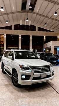 لكزز 2015 LX 570 S محرك 8 اسطوانات (V8)  6 سرعات نضام دفع رباعي  مقاعد...