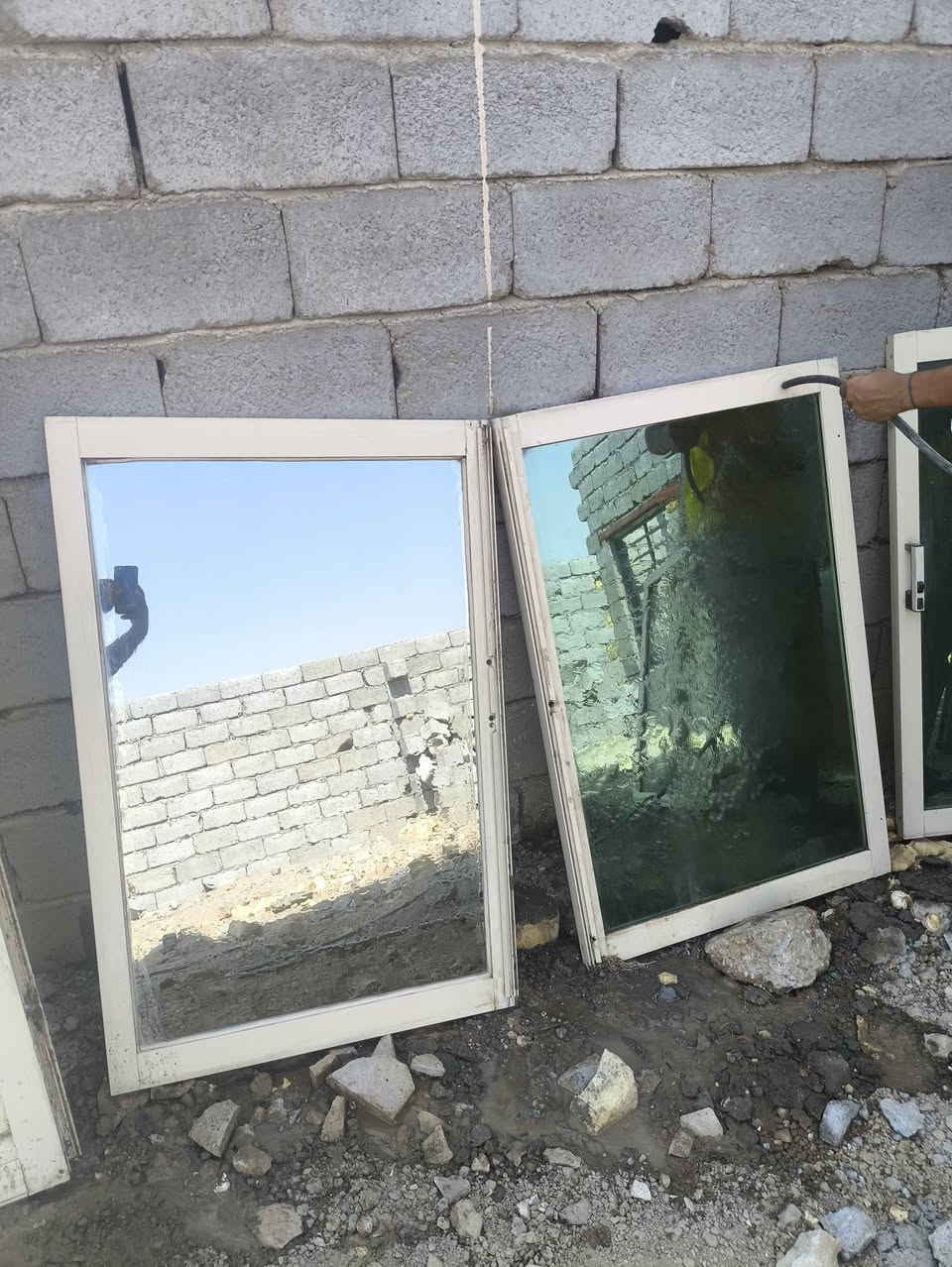 5 شبابيك المنيوم وباب طلاكة وربع المنيوم الثقيل هنه وجراجيبهن للبيع  ***********
