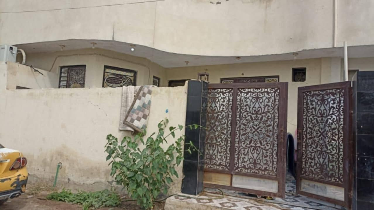 السلام عليكم بيت زراعي  للبيع مشمول ب طابو  مساحه البيت ٢٠٠ متر  يحتوي على غرفتين نوم وصاله ومطبخ حار وبارد واستقبال وصحيات داخليه و خارجيه  البيت احلى من الصور بناء حديث كونكريت الموقع حي الطليعه مقابل معمل نسيج ذي قار  خلف مزرعه ابو هبه للاستفسار ***********
