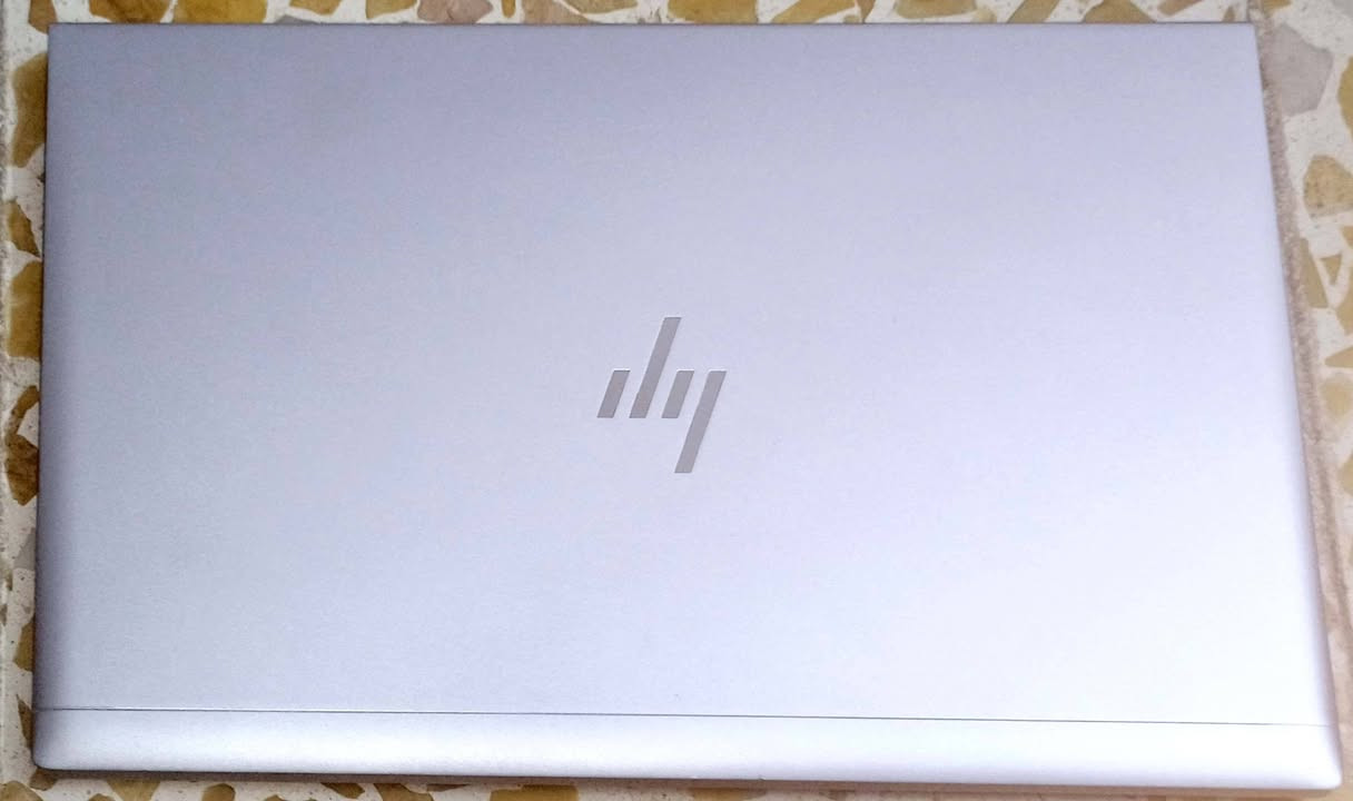 💻 للبيع لابتوب HP EliteBook 840 G8 – بحالة الوكالة (نظافة 99%) 💻
السلام عليكم.. معروض للبيع لابتوب راقي جداً من فئة رجال الأعمال والمحترفين (Business Class)، الجهاز مستعمل قليل جداً وبحالة ممتازة للغاية، نسبة النظافة 99% ومحافظ عليه بشكل تام (بدون أي شخوط أو عيوب). الجهاز مثالي للمهندسين، المبرمجين، الطلاب، وأصحاب الشركات الذين يبحثون عن الأداء العالي والمتانة.

⚙️ المواصفات:
- المعالج (Processor): جيل حادي عشر متطور من نوع Intel Core i5-1135G7 بسرعة أساسية 2.40 GHz وتصل إلى 2.42 GHz. يوفر كفاءة عالية وسرعة فائقة في معالجة البيانات والبرامج الضخمة.
- الذاكرة العشوائية (RAM): بسعة 16 GB. تضمن لك سلاسة تامة في التنقل بين البرامج وتشغيل مهام متعددة بنفس الوقت بدون أي بطء أو تعليق.
- ذاكرة التخزين (Storage): هارد فائق السرعة بسعة 512 GB SSD. يمنحك مساحة ممتازة لحفظ ملفاتك، مع سرعة إقلاع وتشغيل للنظام والبرامج خلال ثوانٍ معدودة.
- كرت الشاشة (Graphics): Intel Iris Xe Graphics بذاكرة مخصصة تبلغ 128 MB VRAM (ويأخذ بشكل تلقائي من الرام عند الحاجة لرفع الأداء). كرت مدمج ذكي وقوي، قادر على تشغيل برامج التصميم والمونتاج، وممتاز للمهام الرسومية والألعاب المتوسطة بكفاءة عالية.
* النظام: يعمل بنظام ويندوز 11 الأصلي المستقر، ومعرّف بالكامل وجاهز للاستخدام مباشرة.

✨ تفاصيل مهمة:

   1. حالة شبه جديدة: الجهاز نظيف جداً وكأنه خارج من الكارتون، ومحافظ على كامل رونقه ونظافته الخارجية والداخلية.
   2. متانة السلسلة: فئة الـ EliteBook معروفة عالمياً بهيكلها المعدني القوي المصنوع من الألمنيوم وخفة وزنها، مع عمر بطارية طويل يتحمل ساعات العمل الطويلة.
   3. أداء معاصر: مواصفات حديثة تلبي كافة متطلبات العمل والدراسة الحديثة لسنوات قادمة.

- ملاحظة للمصداقية: الجهاز تم شراؤه جديداً قبل فترة قصيرة جداً وبسعر 750 ألف دينار، والبيع الآن بداعي الحاجة السريعة وتم كسر السعر بشكل كبير جداً قياساً بنظافته ومواصفاته الحديثة.
- السعر المطلوب: 450 ألف دينار عراقي (السعر ثابت نهائي غير قابل للتفاوض).
- للتواصل والاستفسار (واتساب): ***********
