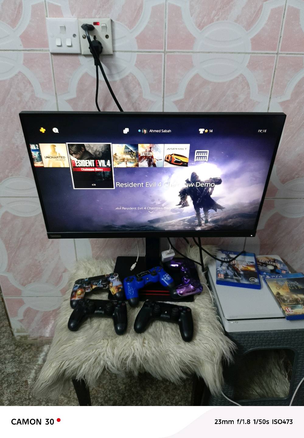 🎮 عرض كيمجي متكامل ومميز للبيع! 🔥
​بلايستيشن 4 سليم (PS4 Slim) سعة 1 تيرا مع الشاشة، الألعاب، و5 جوجستكات (أجهزة تحكم)! جهاز نظيف جداً وأخو الجديد (بدون كارتونة)، ومعروف بكامل ملحقاته والكابلات والدجتل.
​📋 تفاصيل العرض الكاملة:
​الجهاز: بلايستيشن 4 سليم بذاكرة 1 تيرا (1TB).
​أجهزة التحكم: 5 جوجستكات متوفرة مع الجهاز.
​الأقراص المادية: 3 أقراص ألعاب متضمنة في العرض.
​الشاشة: شاشة ألعاب متحركة
 (بلازما) واضحة وممتازة ملحقة مع الترتيب الكامل للكابلات.
​الألعاب الرقمية المثبتة (كما تظهر في الفيديو):
​Little Nightmares & Little Nightmares II
​Asphalt Legends
​Assassin's Creed Origins
​Battlefield 4 & Battlefield 1
​Destiny
​eFootball
​Fall Guys
​Far Cry 6
​Fortnite
​Moto Racer 4 Demo
​Resident Evil 2 (R.P.D. Demo)
​Resident Evil 3 Demo
​Resident Evil 4 (Chainsaw Demo)
​Resident Evil Revelations 2
​Roblox
​Street Fighter 6 Demo
​Tom Clancy's Rainbow Six Siege
​Uncharted: The Nathan Drake Collection
​💰 السعر الإجمالي: 300,000 دينار عراقي فقط للبليستيشن مع الشاشة والـ 5 جوجستكات وكافة الملحقات.
​📞 للتواصل والاستفسار:
متواجد للرد على (واتساب فقط) عبر الرقم:
*********** عنوان بغداد الكرخ بغداد.
