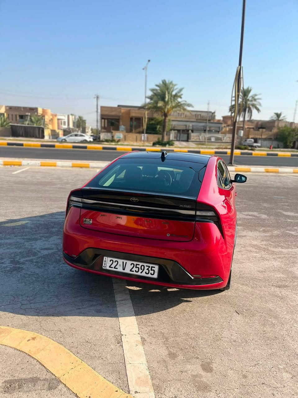 للبيع فقط ماروس بس الشراي يدخل  Prius Prime XSE 2024
سيارة جديدة بحاله الوكالة 

* المحرك: 2.0 لتر، 4 سلندر هايبرد.
* القوة الإجمالية: 220 حصان.
* القير: ECVT.
* الدفع: أمامي FWD.
* التسارع 0–60 ميل: حوالي 6.6 ثوانٍ.
* البطارية: ليثيوم-أيون 13.6 kWh.
* المدى الكهربائي: حوالي 39 ميل / 63 كم في XSE.
* استهلاك الوقود في وضع الهايبرد: حوالي 52 MPG مجمع بحسب مواصفات السوق الأمريكي. 
* الجنوط: ألمنيوم 19 إنش.
* المقاعد: SofTex، والمقعد الأمامي للسائق كهربائي 8 اتجاهات ومدفأ.
* الشاشة: شاشة 8 إنش قياسية، و12.3 إنش متاحة حسب التجهيز.
* Apple CarPlay وAndroid Auto: لاسلكي.
* الشحن اللاسلكي للهاتف: متوفر قياسيًا في XSE.
* مساعدة الركن الأمامي والخلفي مع كبح تلقائي: قياسية.
* السقف الزجاجي الثابت: متاح.
* نظام JBL وشاشة 12.3 إنش: قياسية في XSE Premium وليست XSE العادية.
* ⁠
الحادث باب ودعاميه حادثها جدا خفيف 
ماشية ١١ الف كيلو 
مكان السيارة الانبار الفلوجة 
 للاستفسار ***********
