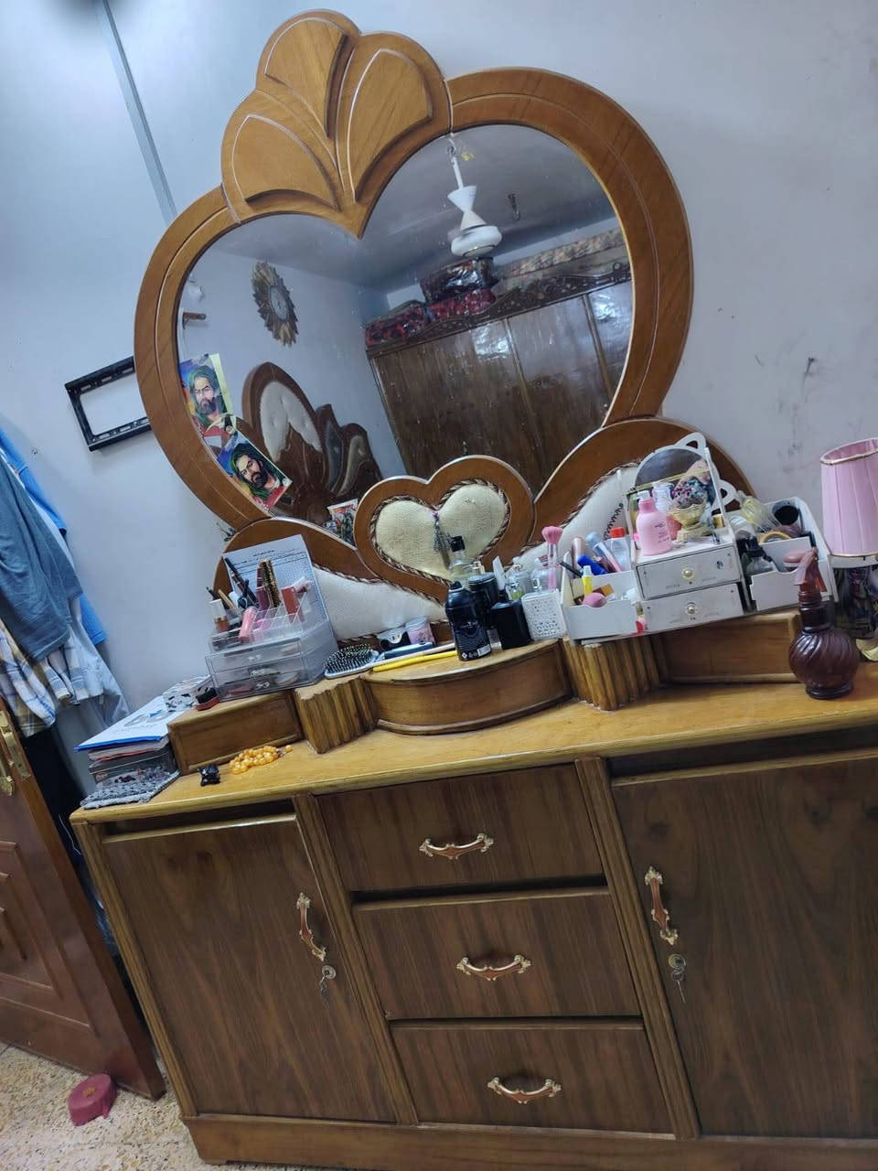 السلام عليكم غرفه خشب تزكام للبيع مستعمله قليل بعدها جديده سعر والتفاصيل على الرقم***********
