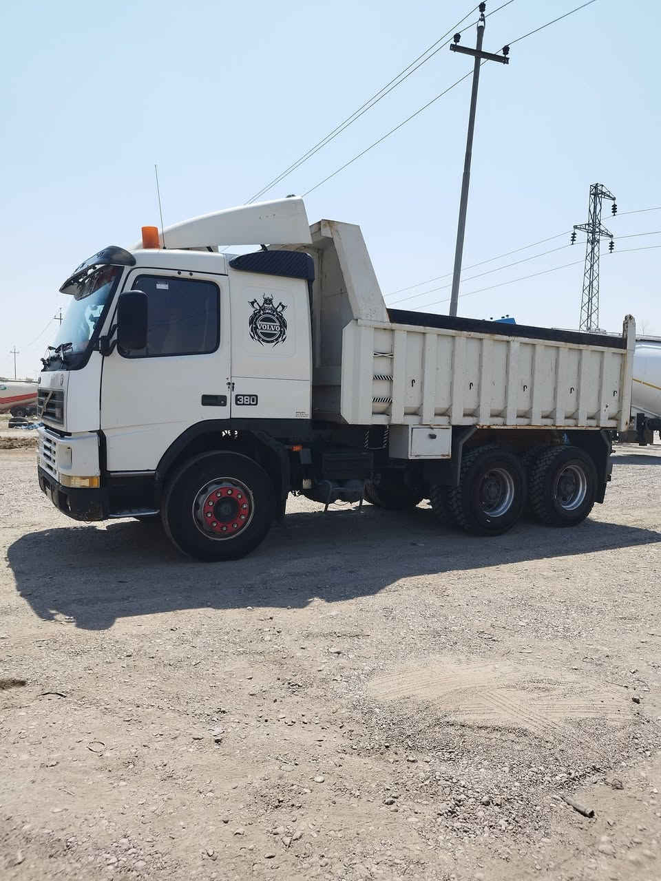 سلام عليكم للبيع موديل 2000 كير 3/3 مجموعة توب تلاين گير محرك اكسل كله بشرط سنويه جديد حصه گاز الستفسار ***********
