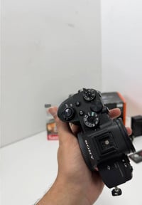 سوني A7 IV • نظيفة ٩٠٪ • شاتر ٣٠٠٠٠