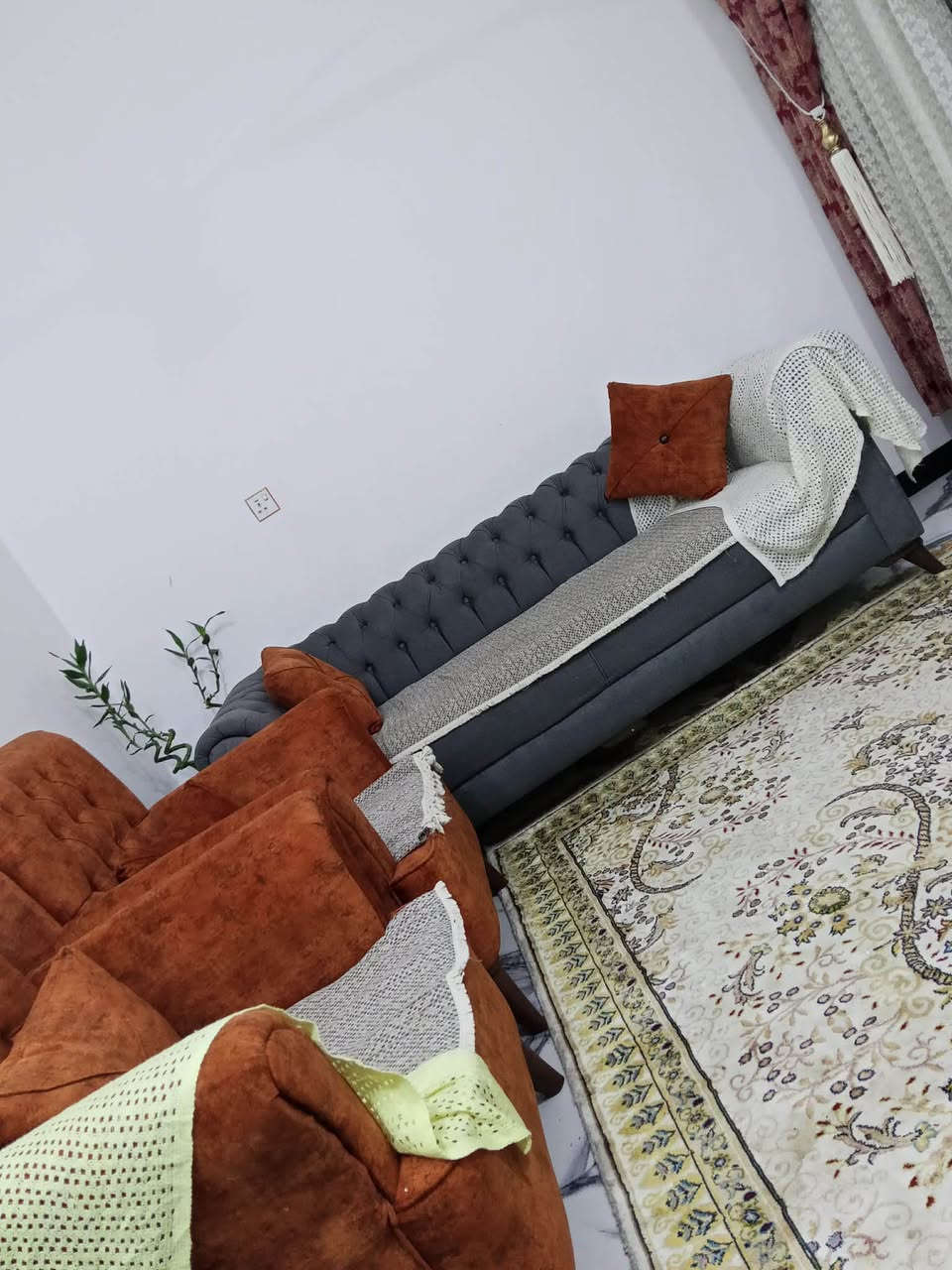 سلام عليكم بيت للبيع زراعي سند25 مساحه 70متر 3غرف  وحدا ارضي  وستقبال مطبخ صحيات 2سطح 2  حولي مثل ما موضح كدامكم العنوان الدوره نهاية شارع 60 اي تفاصيل هاذا اتصال ع هاذا رقم***********
