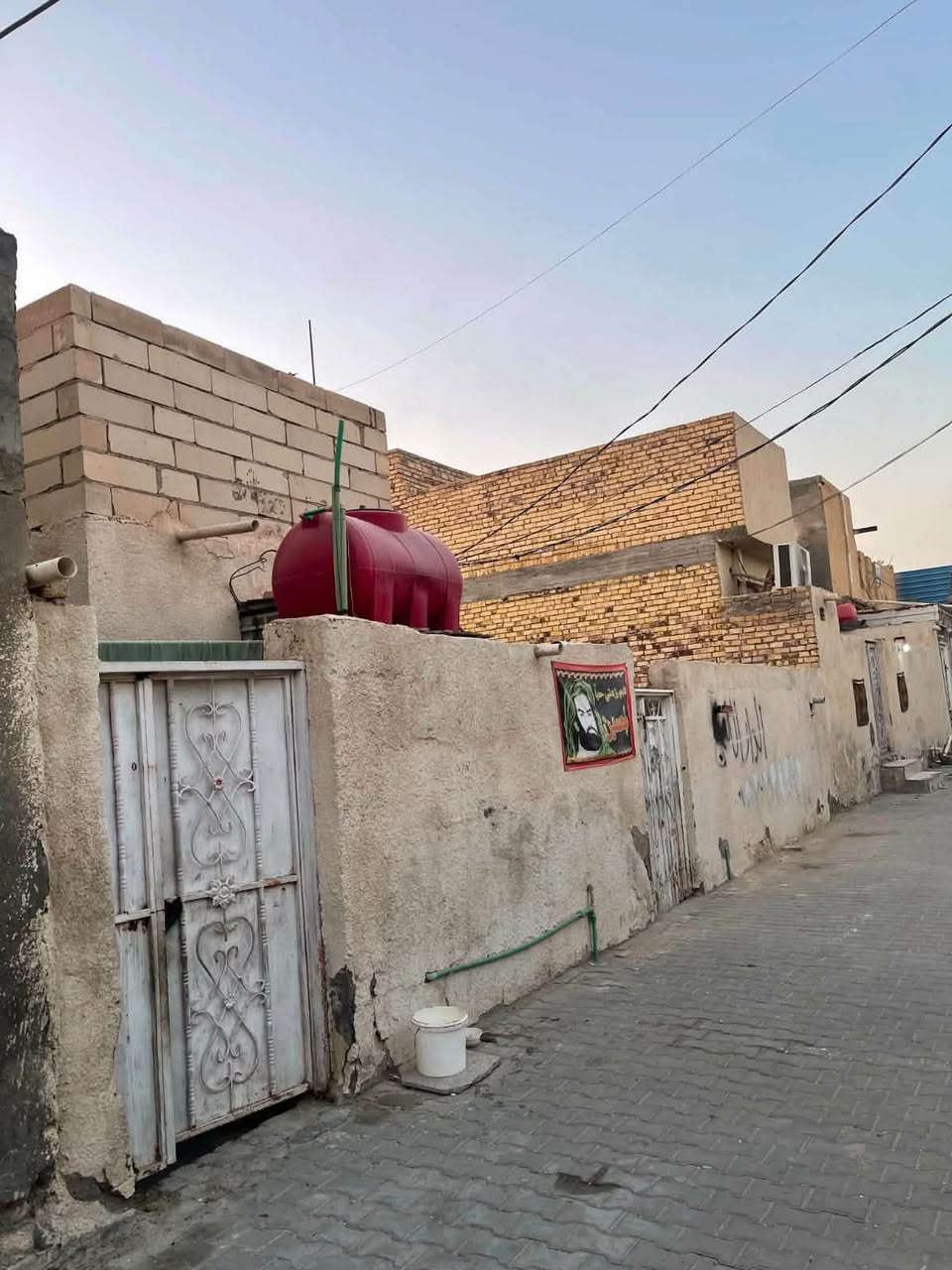 بيت للبيع طابو صرف المساحة 160متر البيت يحتوي على مشتمل صغير بي غرفتين غرفه كبيره وغرفه صغيره  ومطبخ وصحيات وبجانبه باقي القطعه متوفر جميع الخدمات وشارع 10متر وكله مقرنص 
العنوان الرميثة  قرب الجنسية السعر 110وبي مجال بسيط للاستفسار اتصل على الرقم ***********
