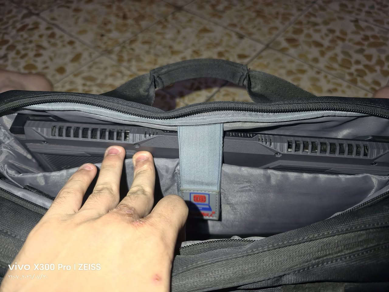 للبيع لابتوب ASUS TUF Gaming F16 - بحالة ممتازة جداً.

المواصفات الأساسية:
- المعالج: Intel Core i5-13420H (من أقوى معالجات الجيل الـ13)
- كرت الشاشة: NVIDIA RTX 4050 (6GB) - يدعم تقنية DLSS 3
- الذاكرة: 16 جيجابايت DDR5 (قابلة للترقية)
- الشاشة: 16 بوصة FHD+ معدل تحديث 144Hz لمتانة في الألعاب
- التخزين: m.2 SSD سريع ( 512GB )
- لوحة مفاتيح بإضاءة RGB مقاومة للماء

المميزات:
- أداء ممتاز في جميع الألعاب الحديثة (CoD، Fortnite، GTA V وغيرها)
- نظام تبريد متطور بقناتين ومروحتين
- منافذ متعددة: HDMI، USB-C، USB 3.2، Ethernet
- بطارية تدوم طويلاً مع تقنية الشحن السريع
- تصميم عسكري متين (معيار MIL-STD-810H)

الحالة: الجهاز بحالة ممتازة، خالي من الخدوش أو الكسور، ولم يتعرض لأي صيانة سابقة.

السعر: مليون 150 الف بي مجال

للتواصل: ***********
مكاني بغداد
