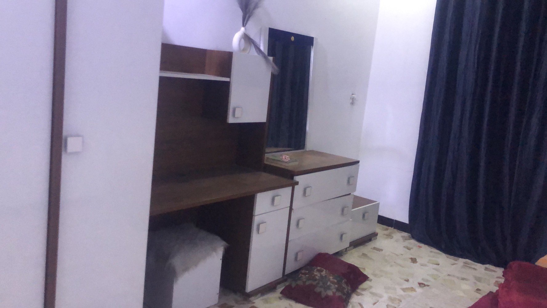 سلام عليكم غرفة اخشاب ام نفر جداً نضيفة رقمي*********** وسعرهةًجداً مناسب