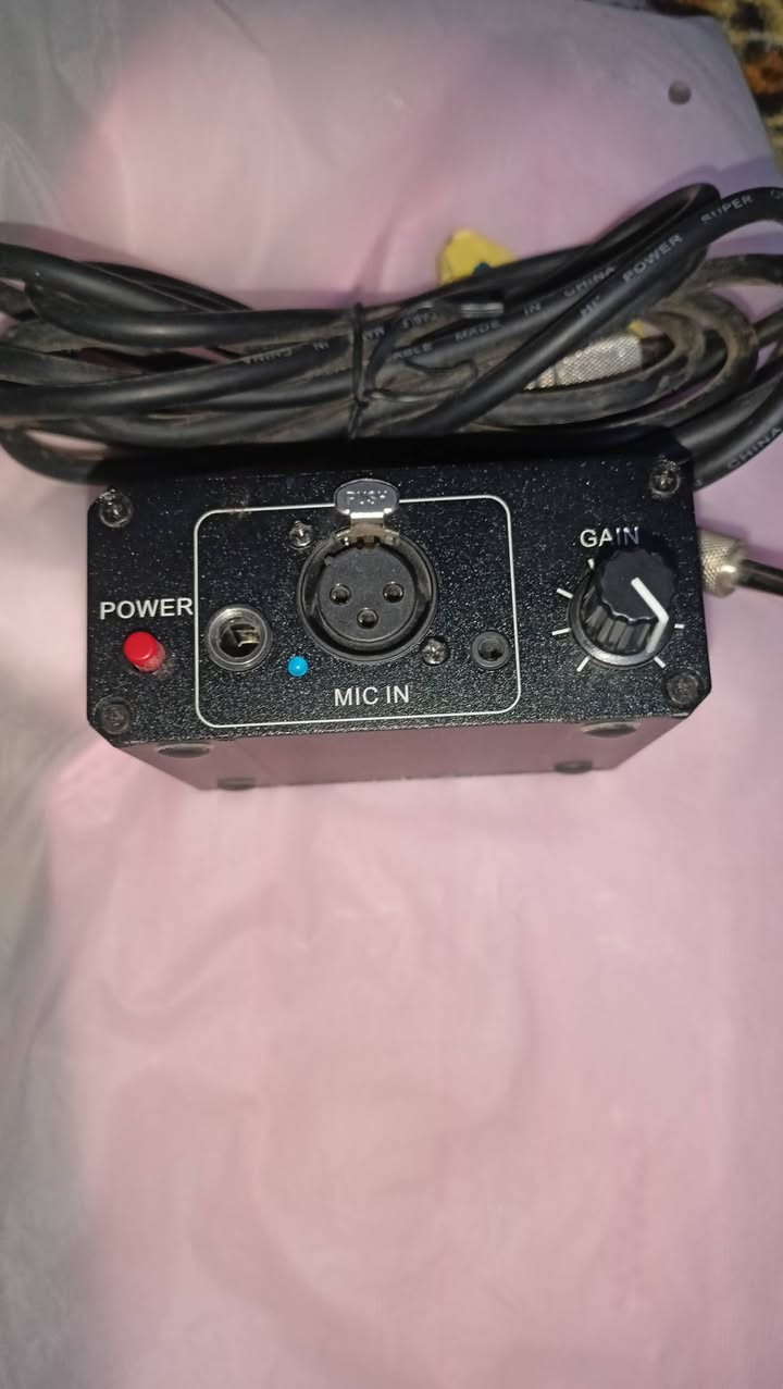 السلام عليكم
للبيع  مضخم ميكروفون محمول (Mic Preamp / Booster) طراز M-20 بغلاف معدني أسود مع كابل توصيل ومقبض تحكم.نظرة عامة على الجهاز (M-20 Mic Amplifier)الوظيفة: تعزيز إشارة الصوت للميكروفونات وتقليل الضوضاء.التوافق: يعمل غالباً مع الميكروفونات الديناميكية والمكثفة (Condenser/Dynamic).الطاقة: غالباً يدعم طاقة فانتوم (48V Phantom Power) أو شحن داخلي ببطارية مدمجة (حوالي 800 مللي أمبير في فئات مشابهة).المداخل/المخارج: منافذ صوت متعددة (غالباً XLR أو 3.5 مم أو 6.35 مم حسب الإصدار الفرعي).الاستخدام الأساسي

السعر 25 الف 
مكاني بغداد العامرية 
رقم الهاتف ***********
