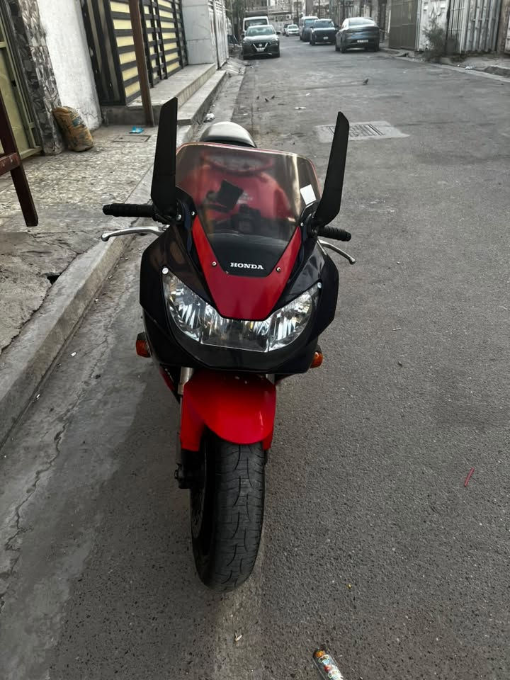 بطح cbr 929 دراجة نظيفة شلعة تخبل كهربائياتها شغالها مبدل كور السعر 1900 و بيها مجال بسيط  مكاني بغداد حي الاعلام للتواصل ***********
