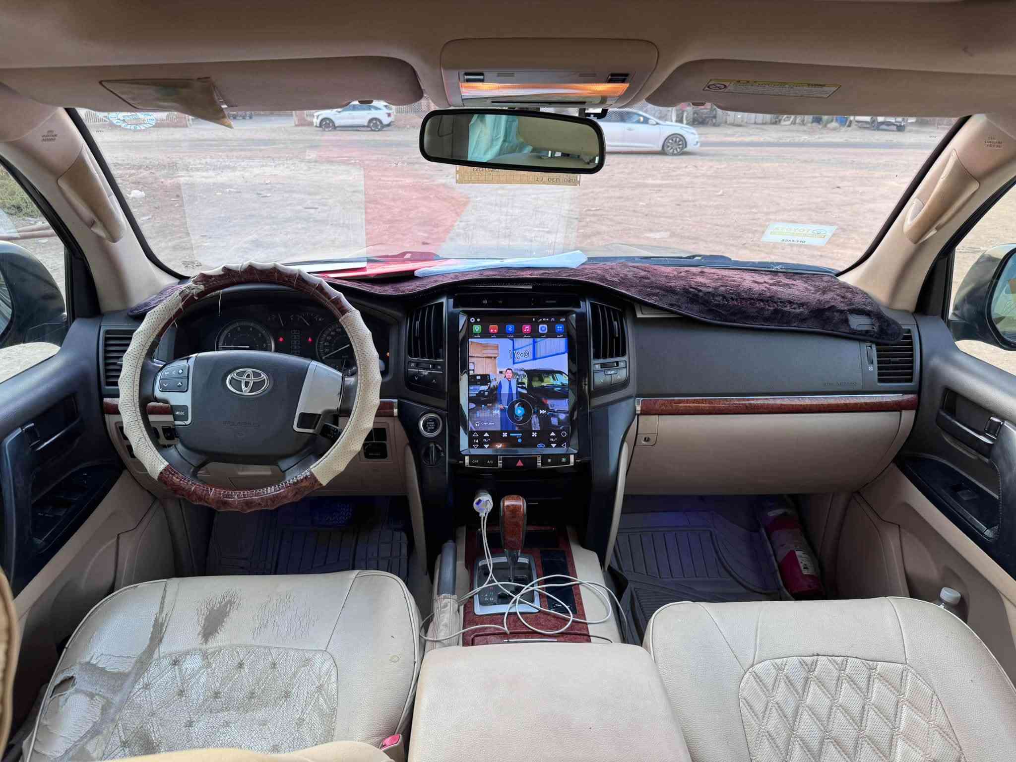 السلام عليكم
1.Land Cruiser
2./2013
3.فطيم جديده 
4.بيها منضومه غاز 
5.بيها جراد ب بنيد، و، جاملغ الايمن بارد فقط، 
6.6V
7.ماشيه 300الف 
العنوان واسط الزبيديه 
***********
