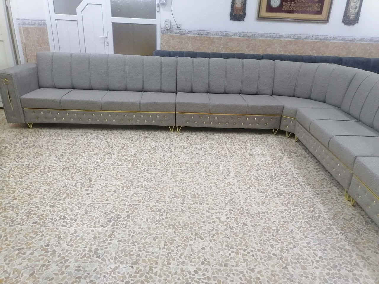 ديوان ١٠ ونص متر خشب عراقي ثقيل دوشمة جديدة شرط القماش والخشب والاسفنج السعر ٤٥٠ ألف للإستفسار الاتصال على الرقم *********** و*********** موصل الحدباء
