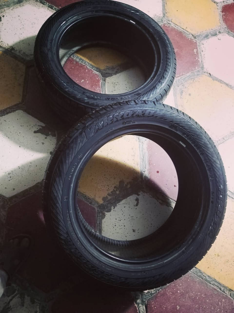 سلام عليكم ورحمة الله وبركاتة شباب زوج تاير مال جارجر حجم 235/60R18ماشي غليل بيهم جدد مثل ماموضح السعر ٥٠ الف مكاني واسط شارع المطار ***********
