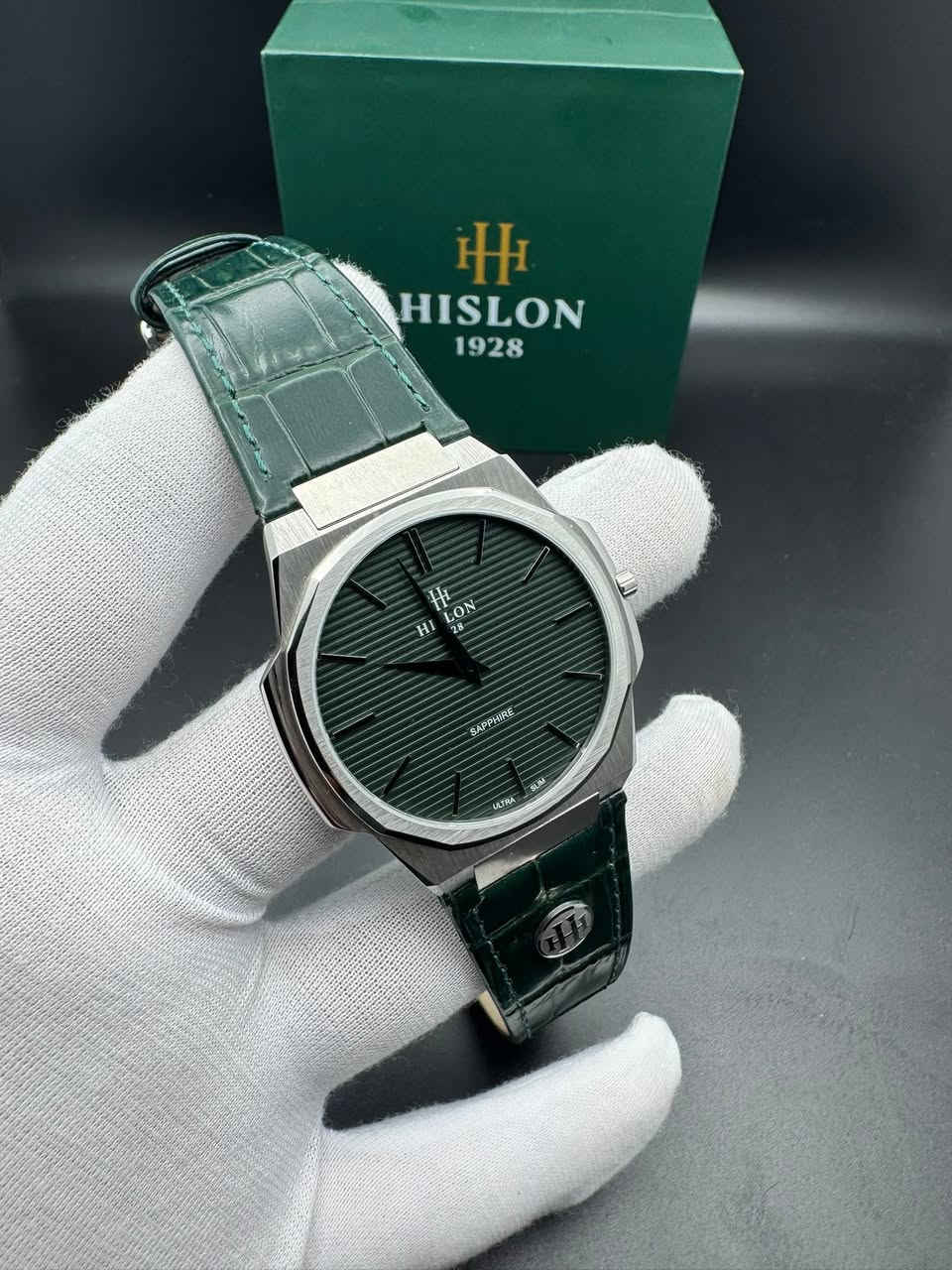 هيسلون .. Hislon أورجنال
الصناعه : سويسري اصلي 
الحركه : حوارتز ( بطاريه ) 
المواصفات :
1.مينه لون مميز 
2.زجاج ياقوت كرستال مقاوم للخدش 
3. الهيكل ستانلس ستيل  مقاوم للصدأ
4. سير الساعه جلد طبيعي نقشة التمساح
5.الساعه نحيف جدا ( سلم ) قشطه

القطر : 42 m
السعر : 135 $  توصيل مجاني 
ريتيل الساعه بالأسواق العالميه 250$

التواصل : خاص ( ماسنجر )
أو … اتصال مع واتساب ***********  

#البصراوي
#للساعات
#اختيارك
#الامثل

